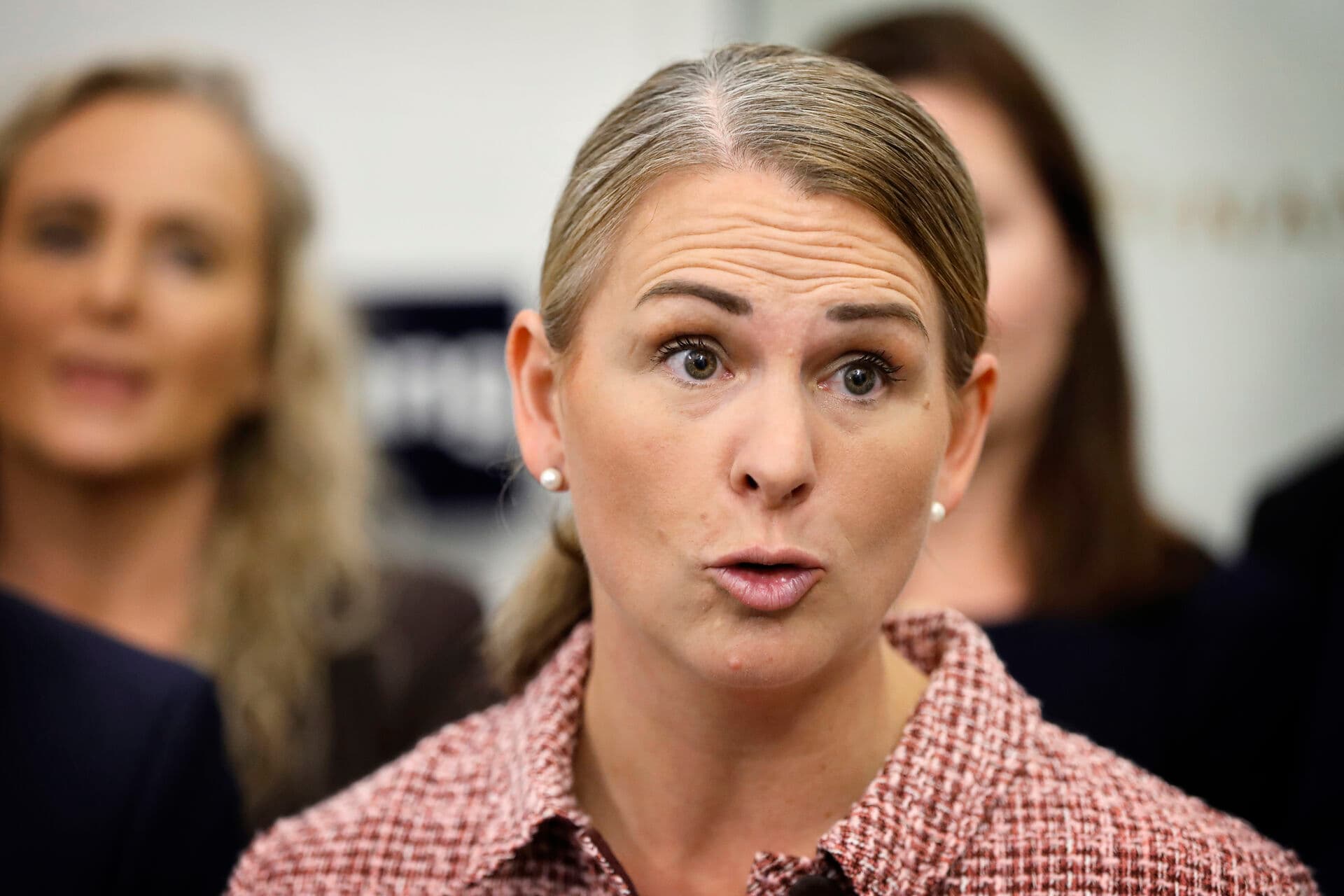 Formand for Statsrevisorerne, Mette Abildgaard (K), kritiserer Socialministeriets manglende tiltag for at rette op på lovstridig kommunal sagsbehandling på socialområdet.