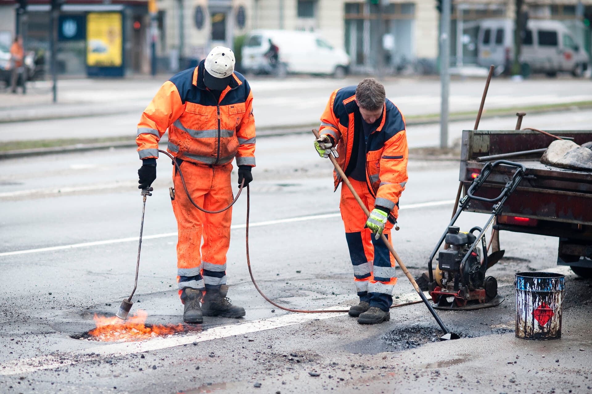 Rapporter peger på, at kommuner står med et massivt efterslæb i vedligeholdet af vejnettet. Op mod hver fjerde kilometer vej vurderes at være i dårlig stand.