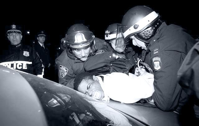 En demonstrant får en kærlig behandling af New Yorks politi. 
Foto: Twitter