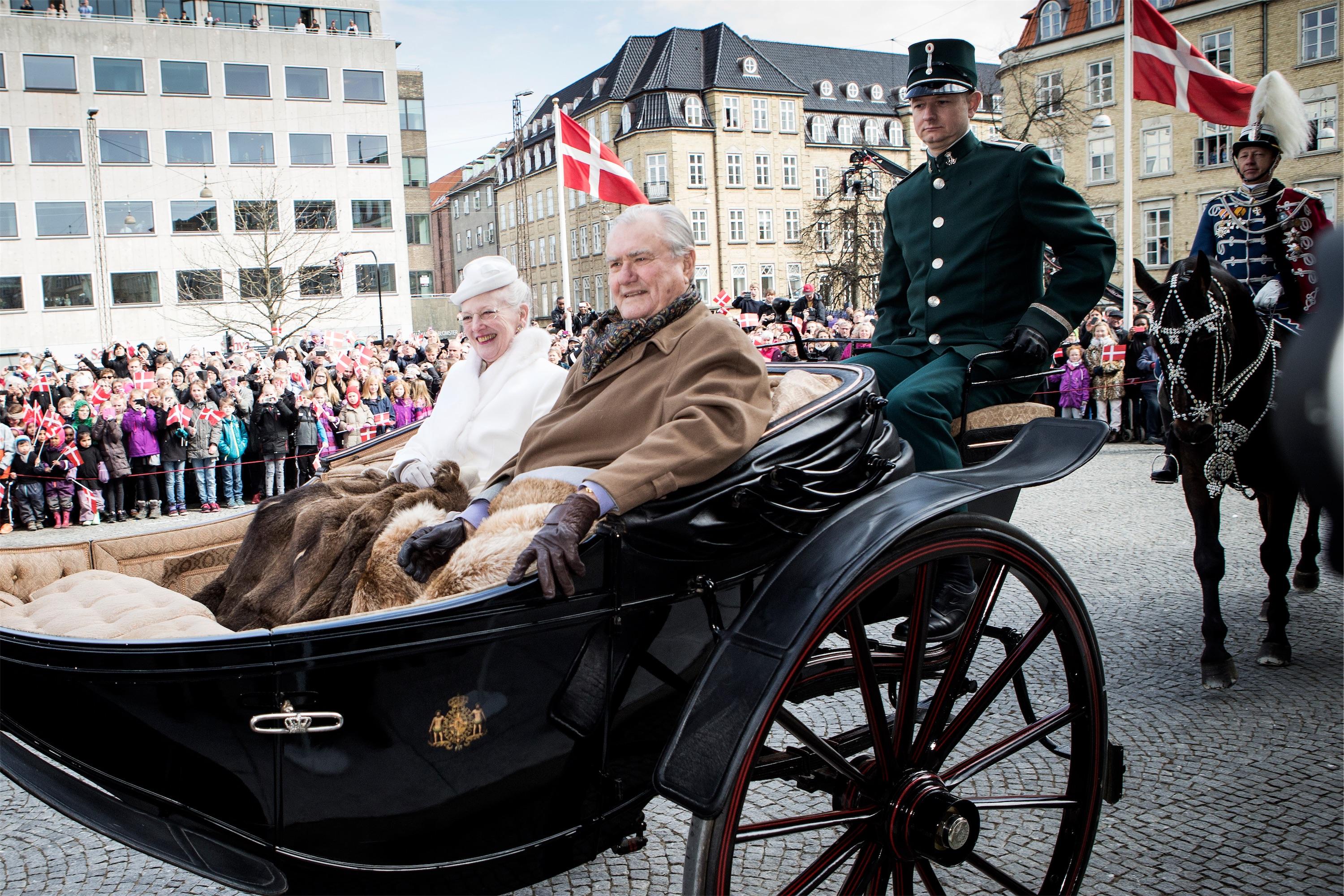 Regentparret ankom onsdag formiddag til Aarhus Rådhus, da Aarhus tog hul på dronningens 75-års-fødselsdag med karettur. Foto: Casper Dalhoff/Polfoto