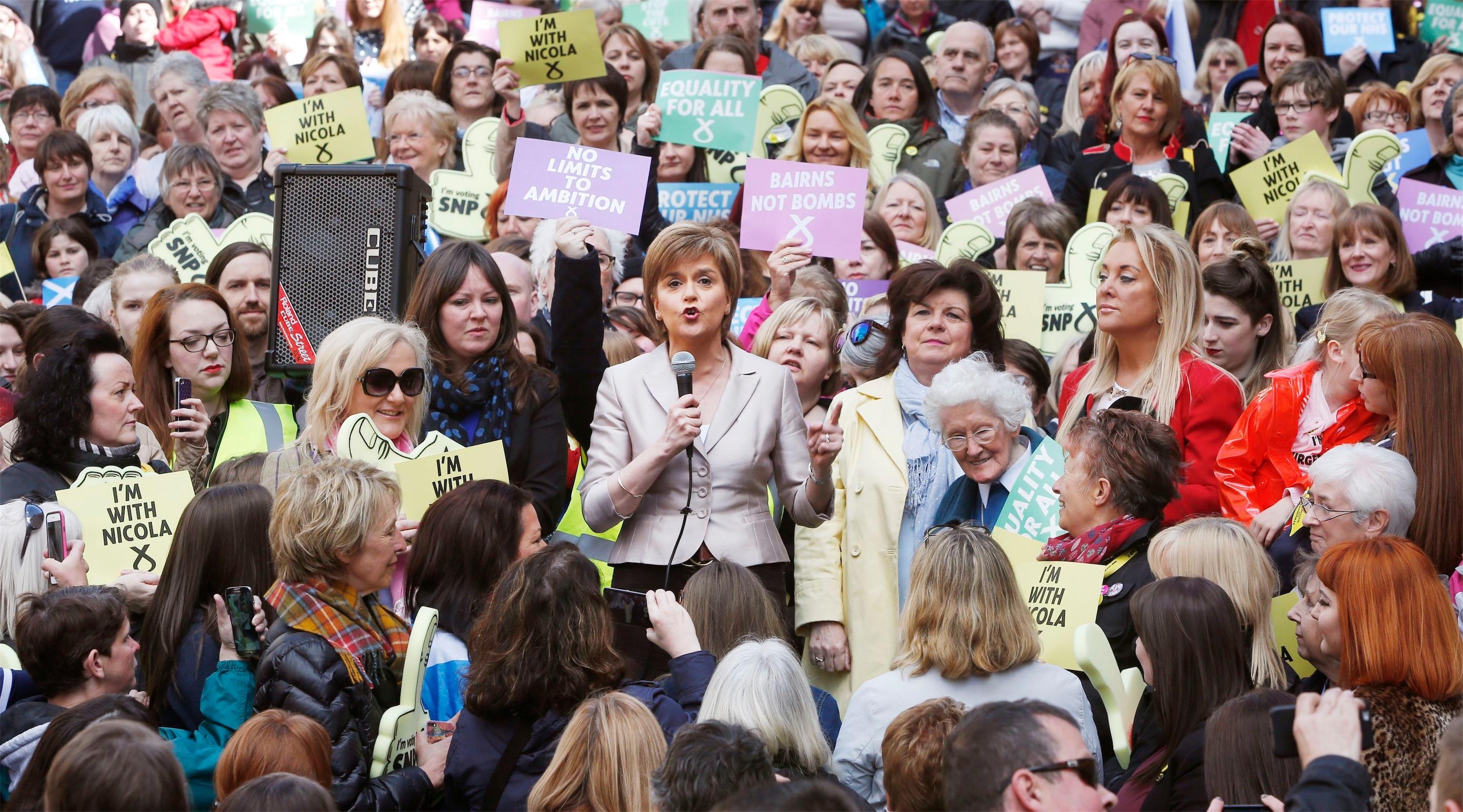 SNP-lederen Nicola Sturgeon er ifølge kritikere hos både Labour og Konservative ‘Storbritanniens farligste kvinde’, fordi det skotske nationalistparti kan få hidtil uset indflydelse på en kommende regering, når briterne i denne uge går til stemmeurnerne. 
Foto: Danny Lawson / Polfoto
