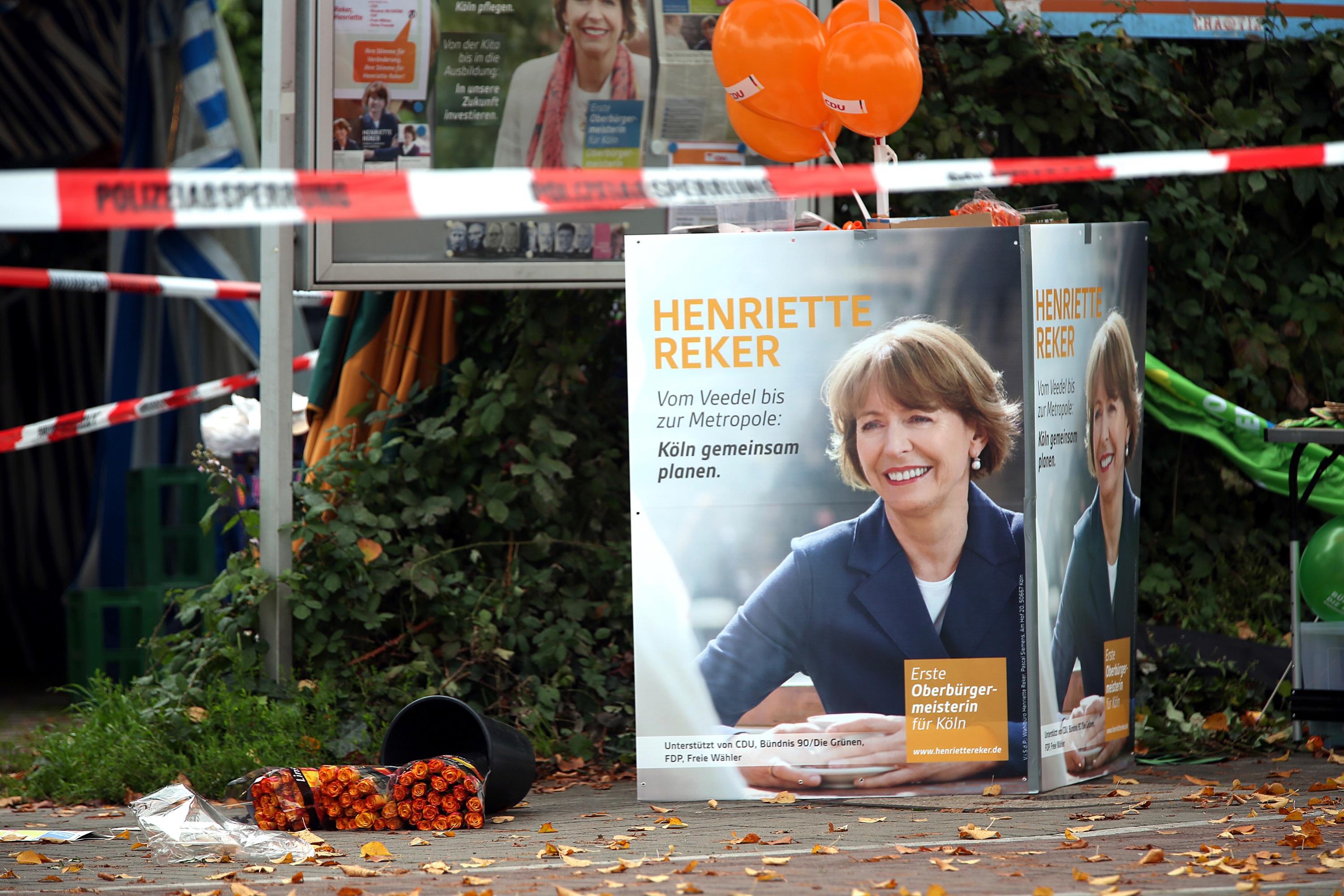Sidste lørdag blev borgmesterkandidat Henriette Reker stukket ned i Köln. Dagen efter kunne hun fra intensivafdelingen konstatere, at hun fik 52,7 procent af stemmerne.
Foto: Oliver Berg / Polfoto