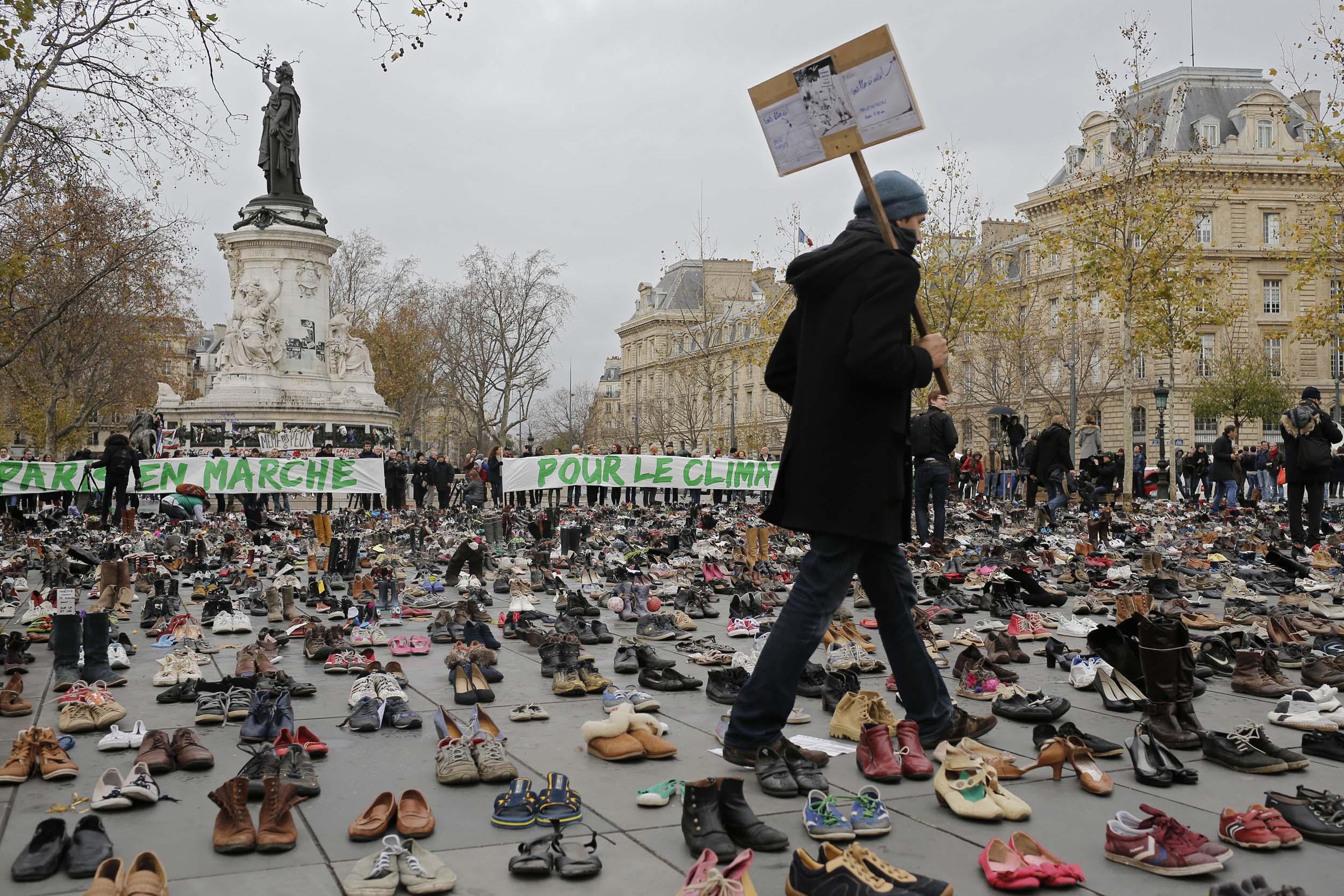 Tusindvis af sko er stillet op på Place de la Republique i Paris i en yderst fredelig demonstration arrangeret af ngo’en Avaaz i forbindelse med COP21.
Foto: Laurant Cipriani / AP / Polfoto