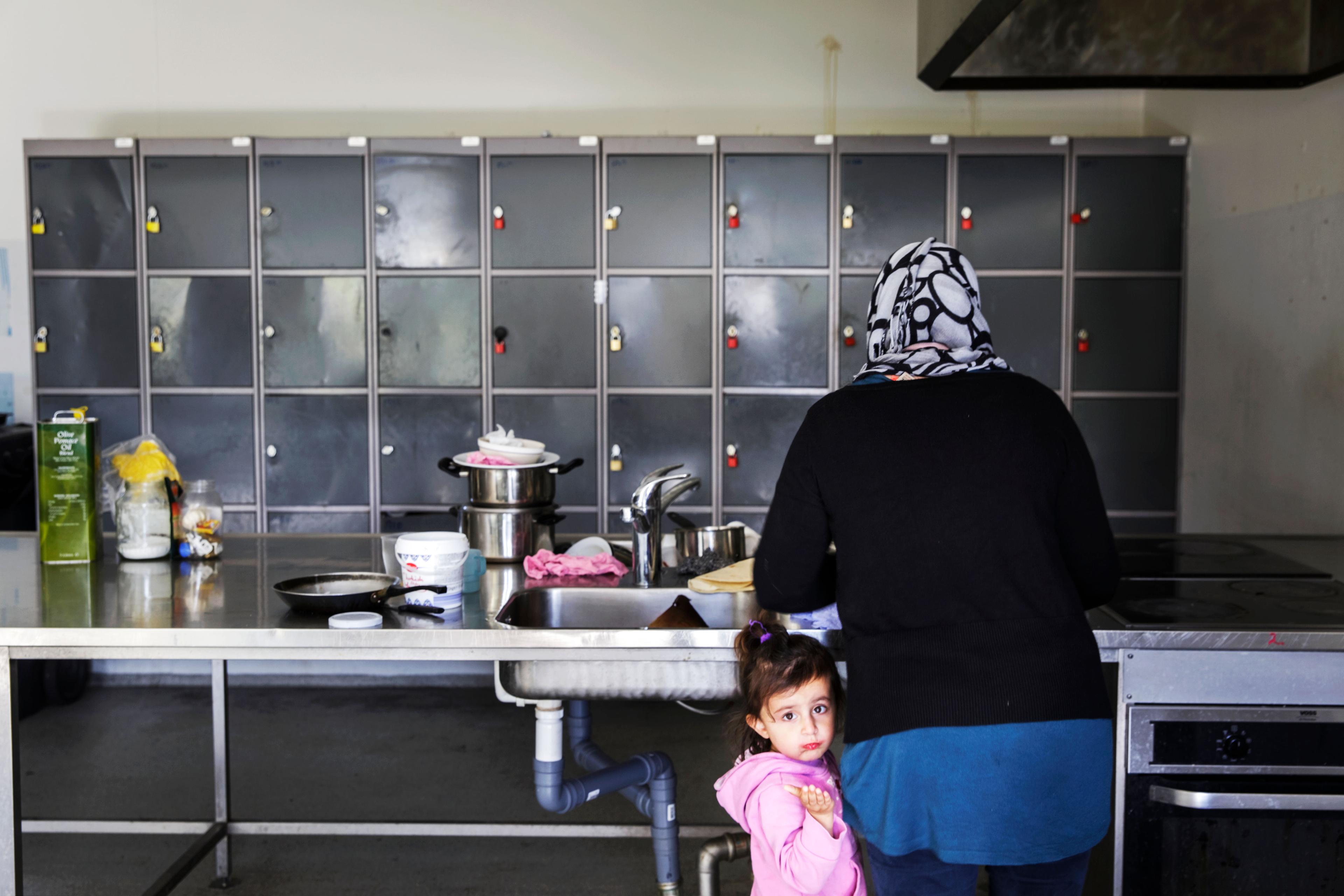 Dagene er trivielle og frustrerende for de flygtninge på asylcentrene, som hverken er i arbejde eller praktikforløb. De oplever det som kun at spise og sove. 
Foto: Mads Nissen / Polfoto