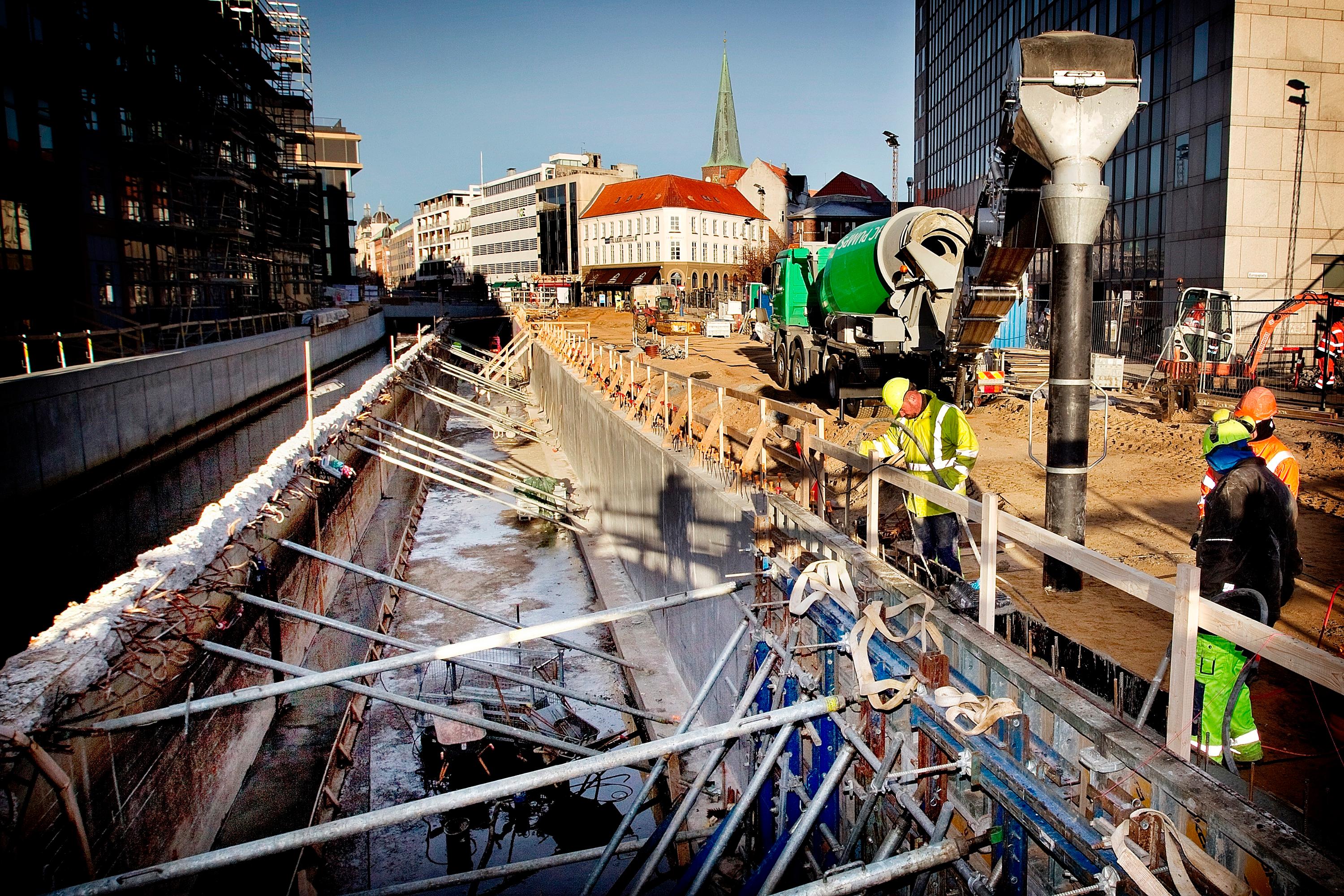 Som et led i klimasikring i Aarhus frilagde man i 2013 den sidste del af Aarhus Å og installerede pumper og sluser. 
Foto: Finn Frandsen / Polfoto