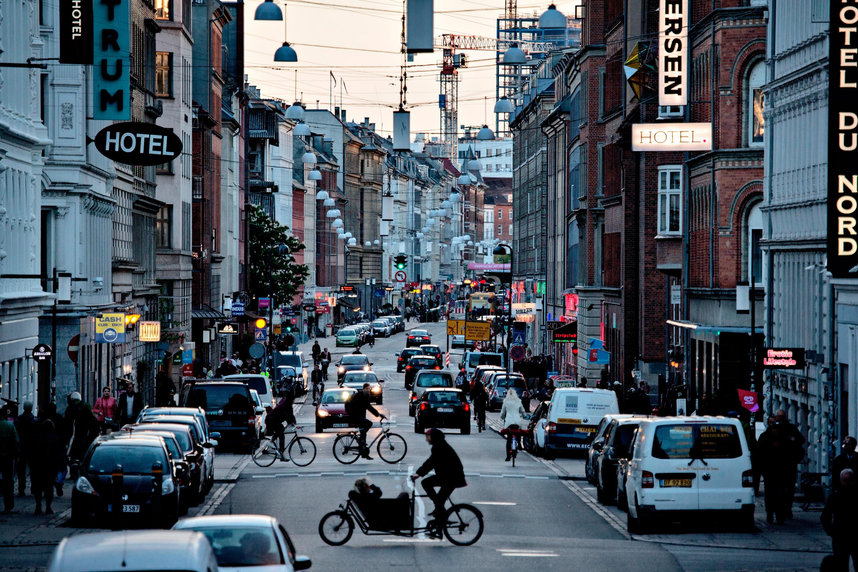 Vesterbro i København er blevet symbolet på gentrificering i Danmark. I skrivende stund koster billigste familielejlighed – defineret som en lejlighed på mindst 90 kvadratmeter – 3,7 millioner kroner og kræver derfor en husstandsindkomst på cirka en million kroner, hvis man ikke har formue.
Foto: Joachim Adrian / Polfoto