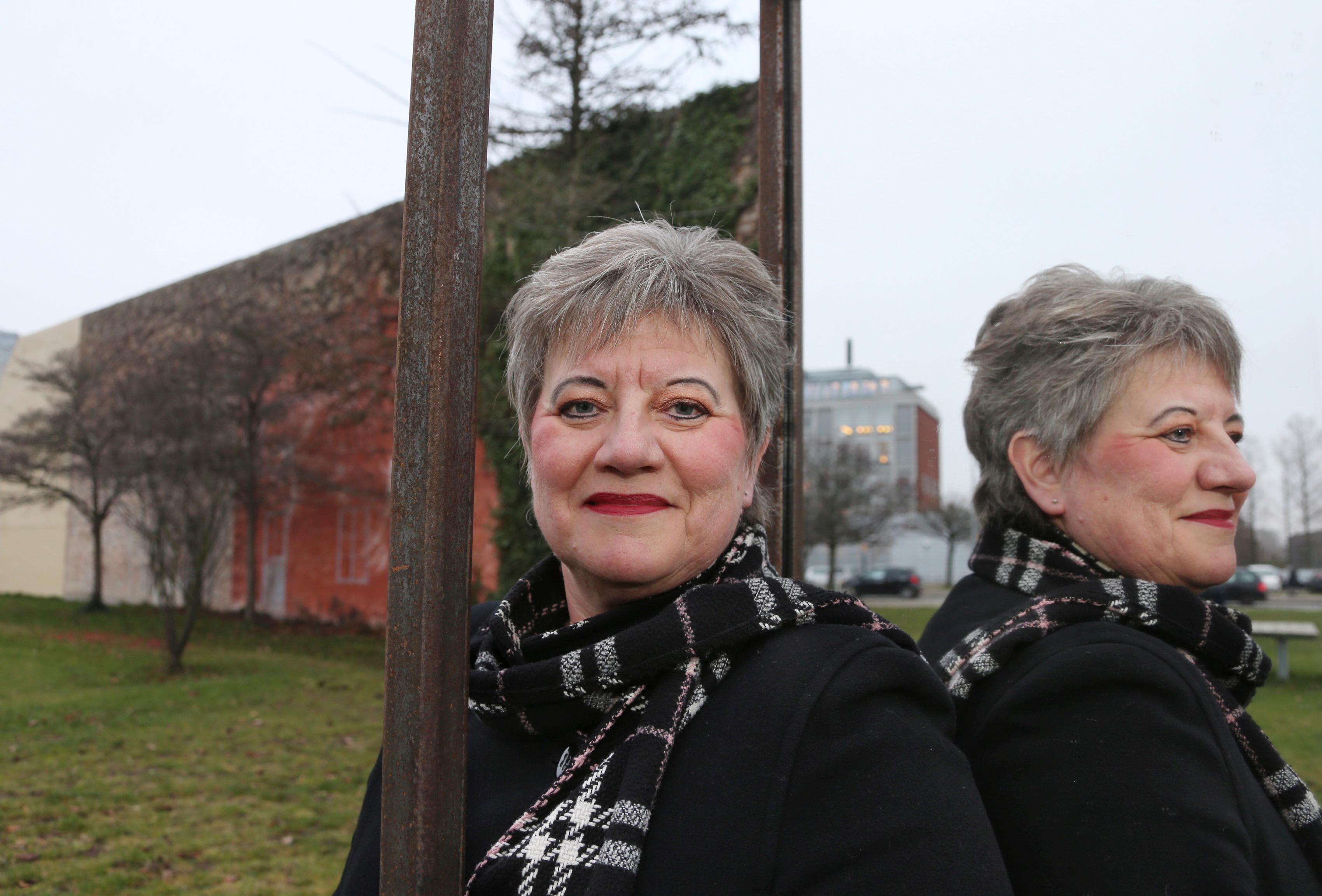 Helle Adelborg (S) på Rigsbjerggård-grunden i Hvidovres bymidte, hvor den omdiskuterede Rigsbjerggård ligger, hvis eksistens­berettigelse  er blevet diskuteret i snart 40 år. I baggrunden til højre ser vi rådhuset. Foto: Ole Mik