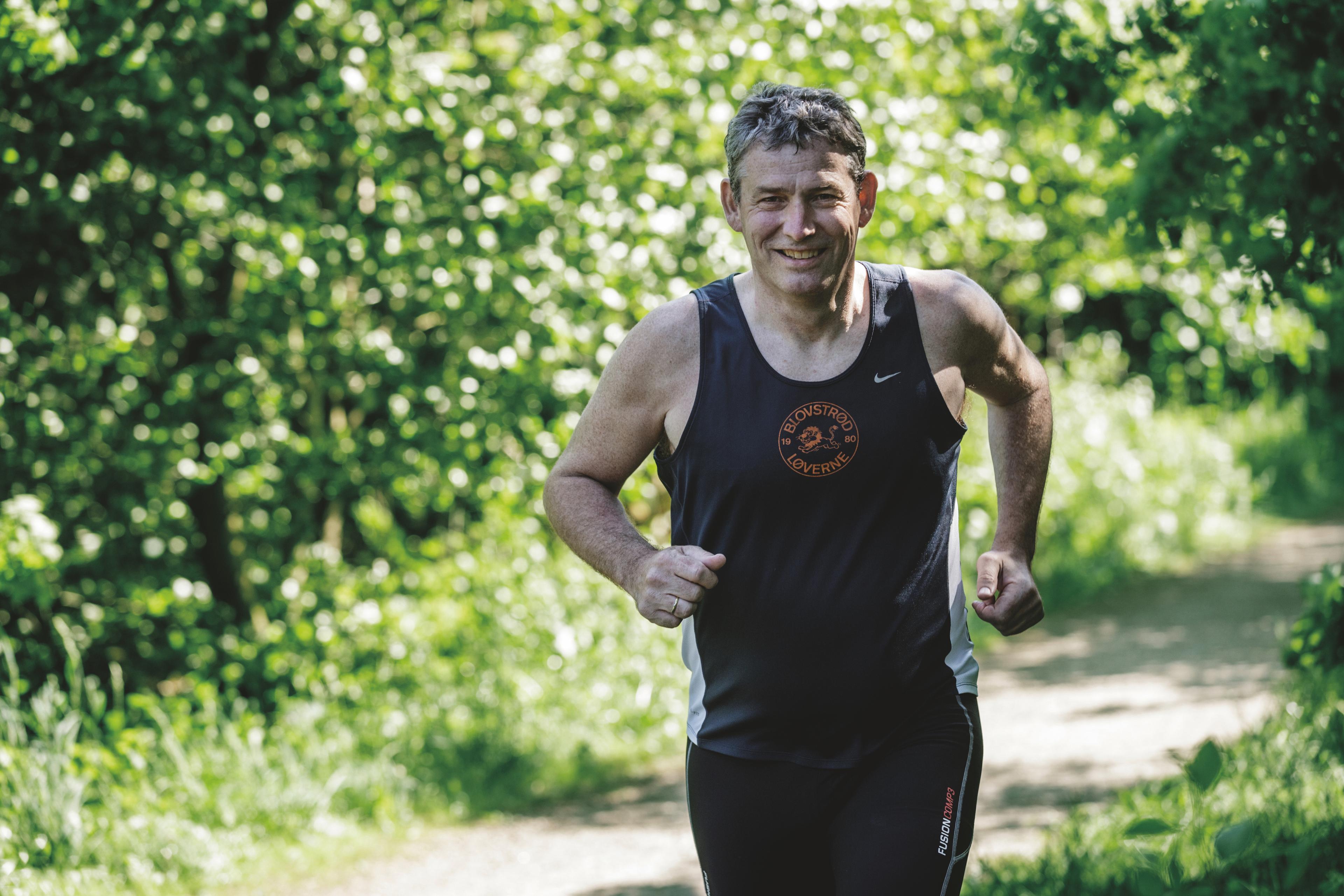 Jørgen Johansen er frivillig løbetræner i løbeklubben Blovstrød Løverne. Men selvom han er trukket i løbetøjet, er han stadig borgmester, hvis du skulle have brug for ham, dér, midt i skoven. 
Fotograf: Hans Søndergaard