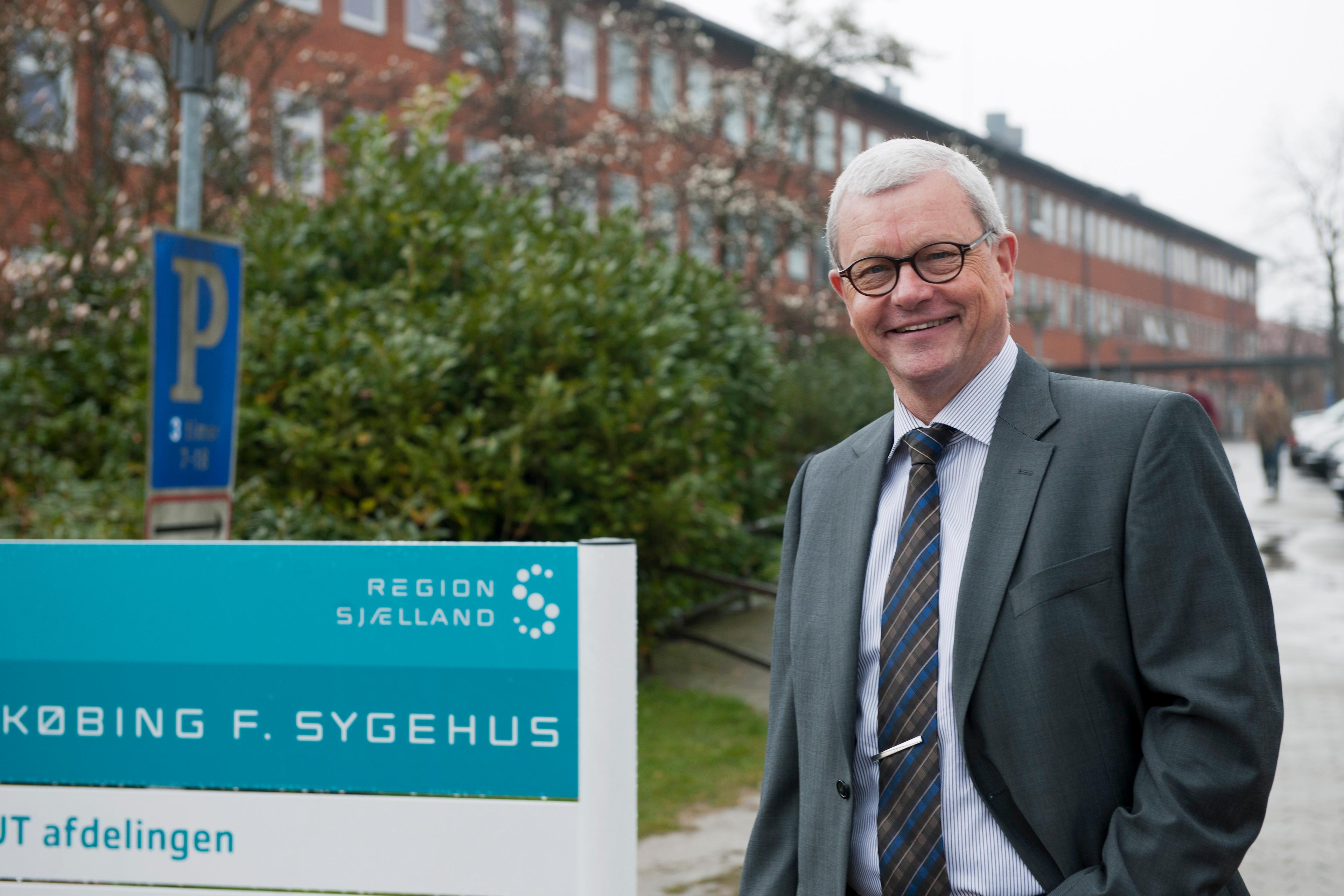 Sygehusdirektør ved Nykøbing F. Sygehus, Arne Cyron, vender den 1. september tilbage til den patientbehandling som ledende overlæge på medicinsk afdeling på Amager/Hvidovre Hospital.