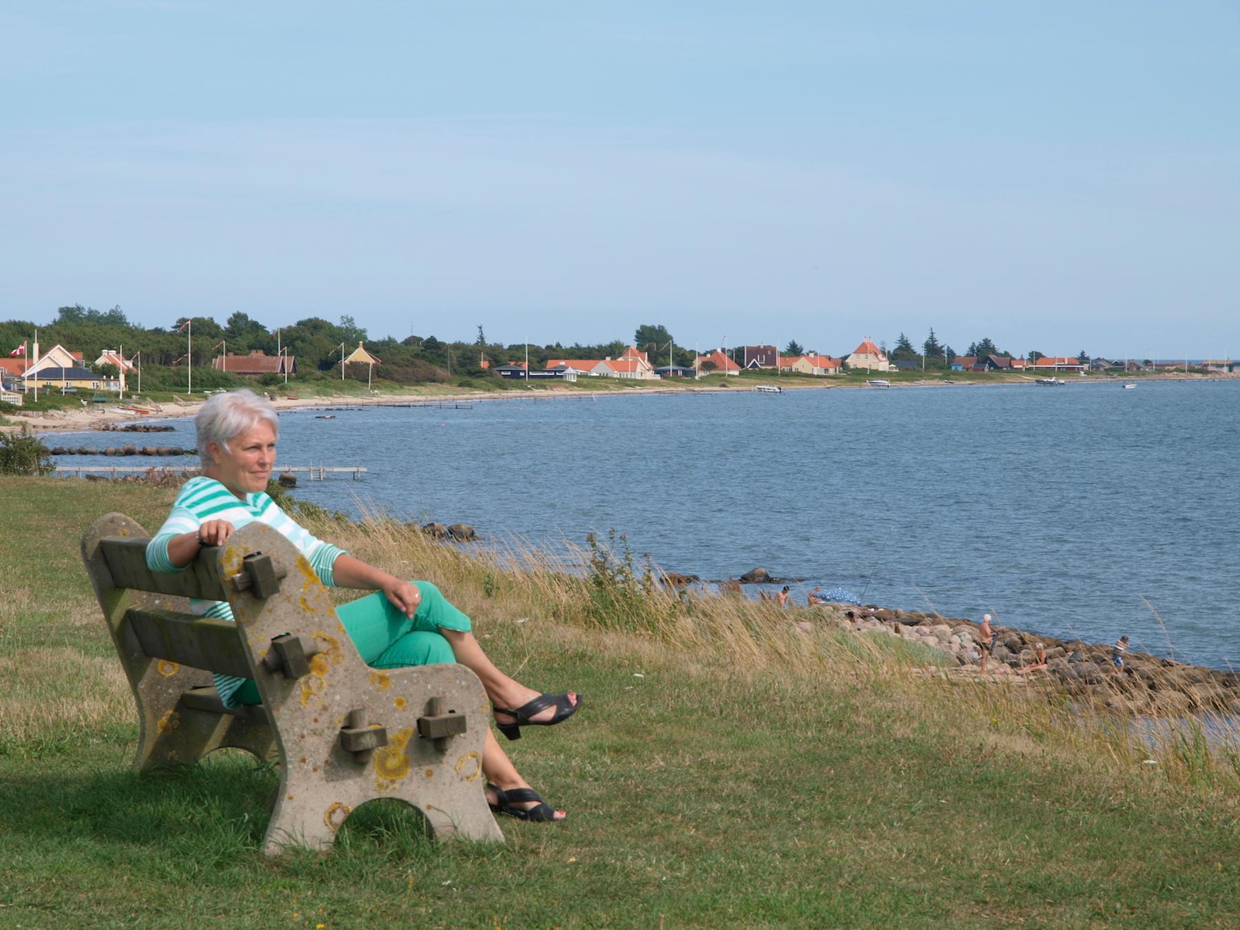 Kirsten Terkilsen elsker udsigten fra denne bænk i Juelsminde, hvor man kan se hele kysten ind gennem Vejle Fjord og på en god dag Lillebæltsbroen.
Foto: Knud E. Fotografi
