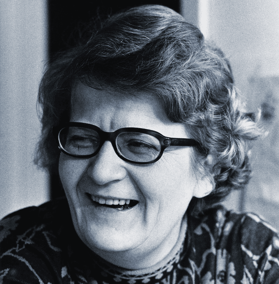Karen Møller var en af Danmarks første kvindelige borgmestre. Hun beskriver i sin biografi “Karens Kampe - som jeg husker dem, hvordan hun som kvinde har måttet kæmpe for at “bryde gennem glasloftet og få de topposter, hun drømte om.