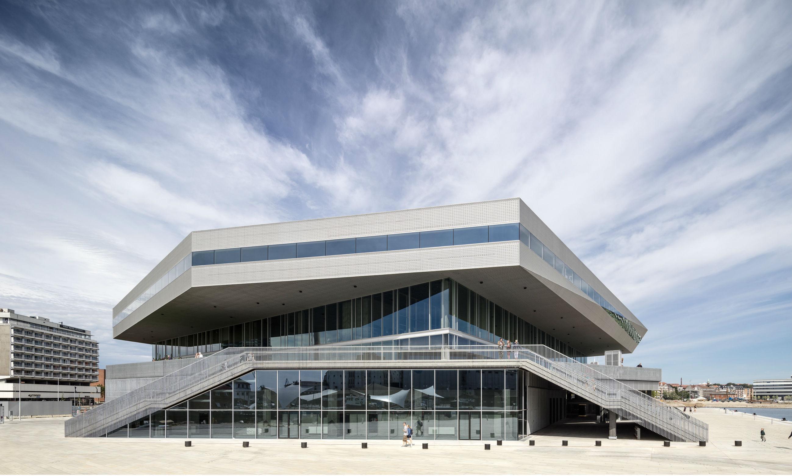 Den centrale placering i Aarhus er én af de vigtigste træk ved Dokk1 for at skabe et moderne bibliotek, der inviterer til, at mennesker mødes.