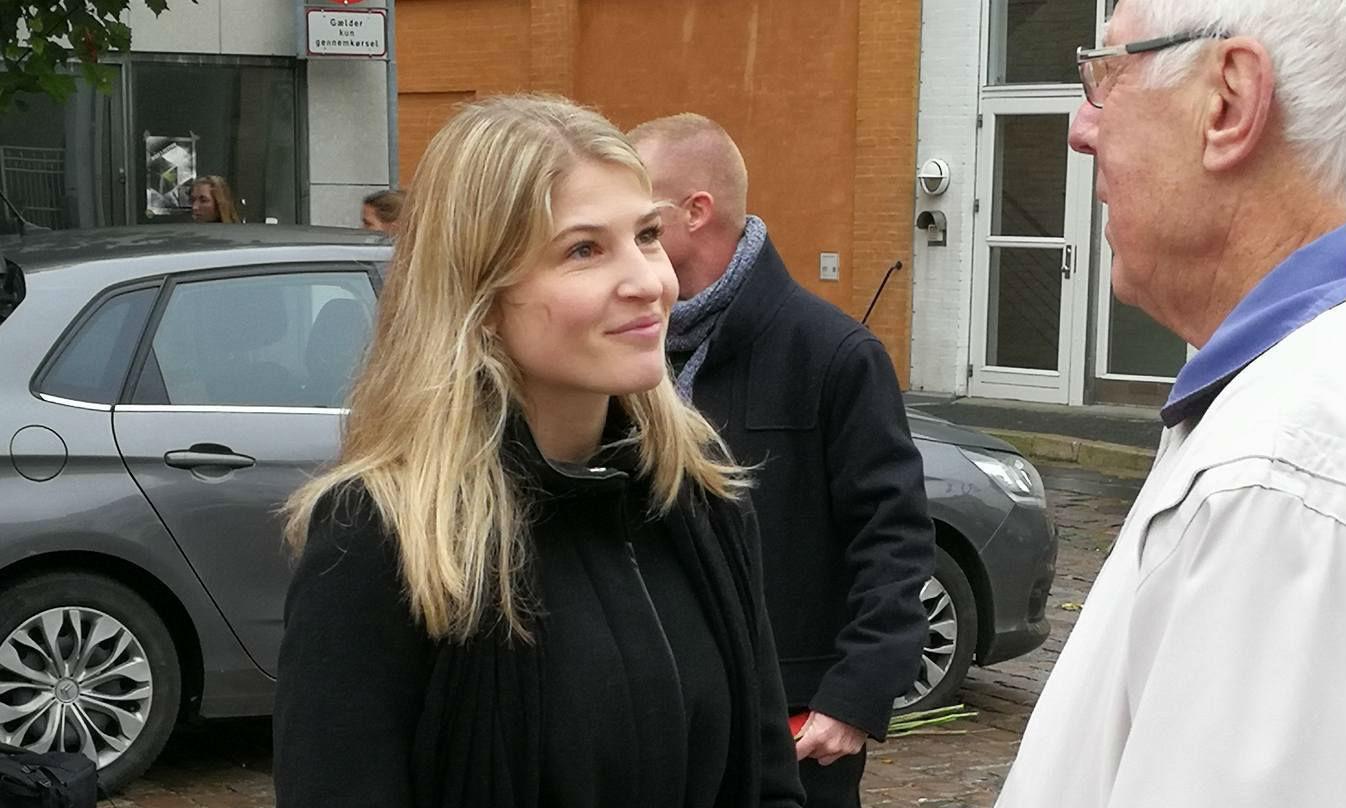 Christina Krzyrosiak Hansen på gaden for at snakke med vælgere. Lykkes det hende at blive borgmester i Holbæk, vil hun være landets hidtil yngste.