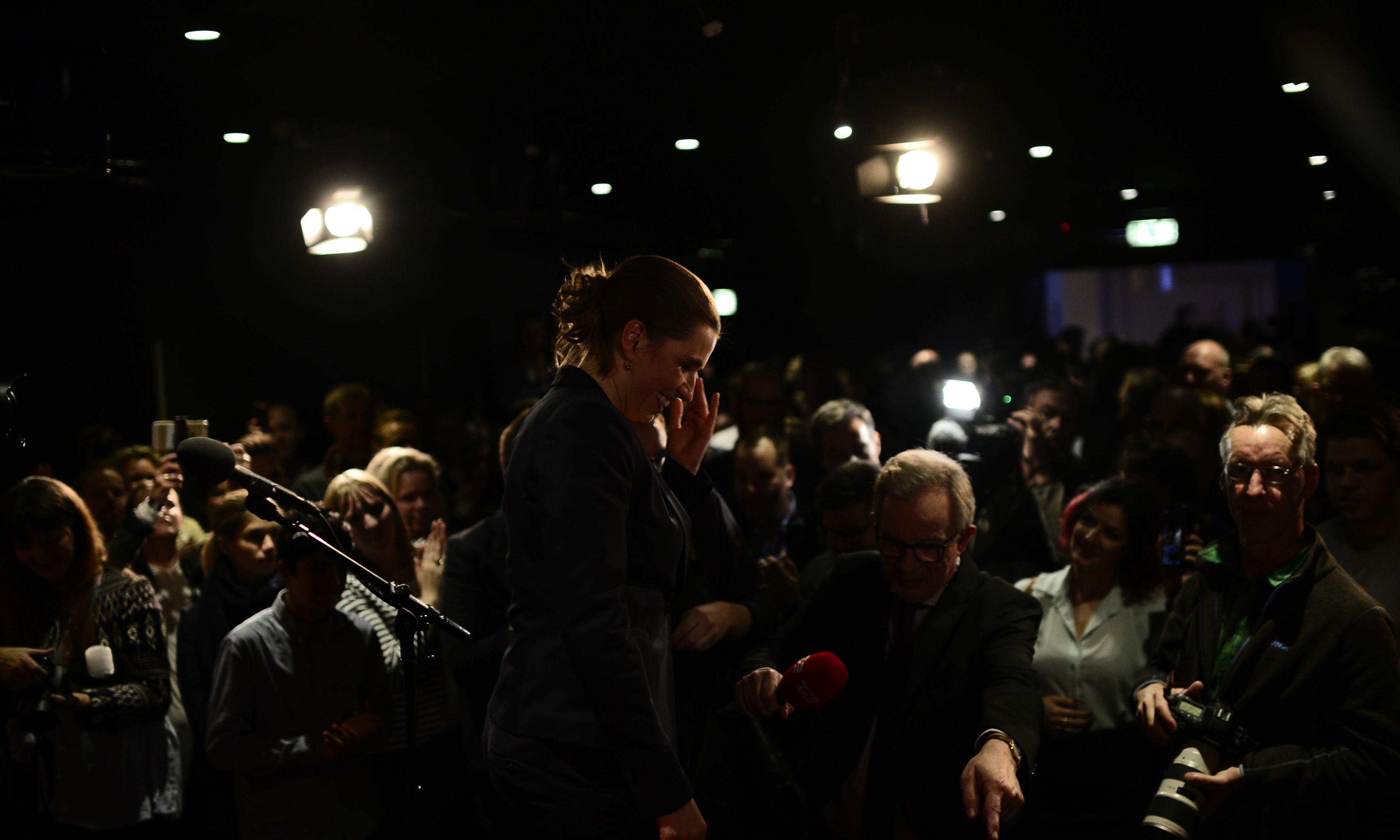 Mette Frederiksen (S) blev overdænget med klapsalver, da hun tog talerstolen i Amager Bio foran 250 socialdemokrater til partiets valgfest i København.