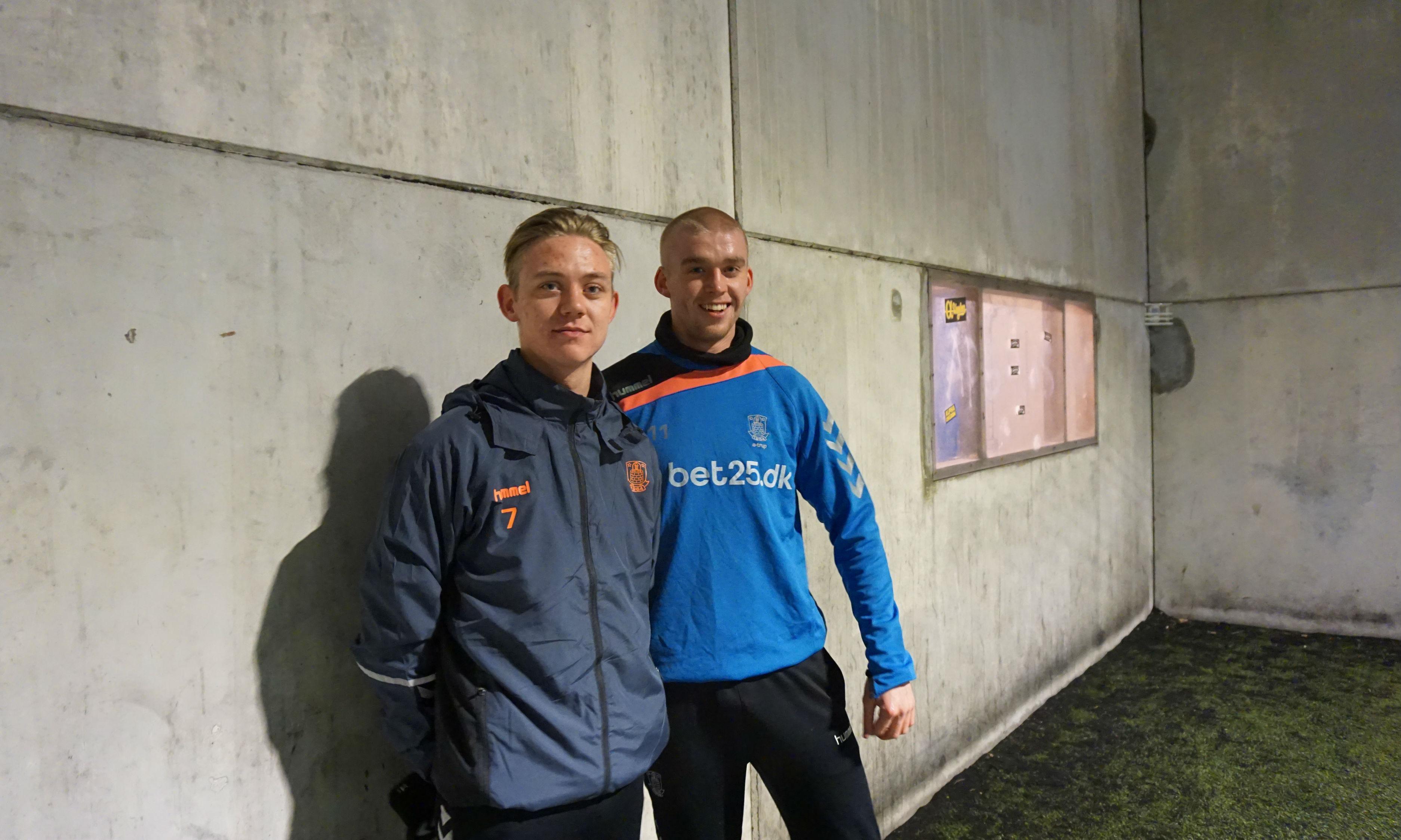 Tobias Bengtson og Emil Petersen tog initiativ til fodboldholdet og er i dag trænere for kammeraterne. 