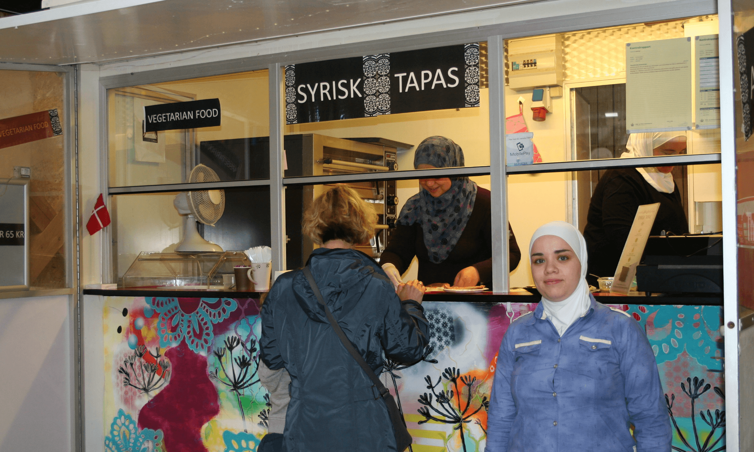 Salwa Alsakka Amini kom til Danmark fra Syrien i 2015. Hun har fået sit første job i Danmark i madboden Arabi Foods i Helsingør. Virksomheden blev stiftet efter et iværksætterforløb for syriske kvinder i Helsingør Kommune. 