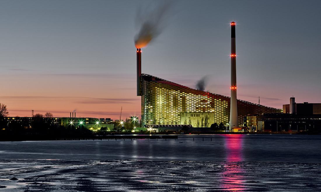 Et af Danmarks største kommunalt ejede affaldsselskaber, Amager Ressource Center (ARC), har i årevis brudt udbudsloven. Selskabet har i strid med reglerne direkte tildelt opgaver, der samlet løber op på mindst 306 mio. kr., til private virksomheder uden udbud. 