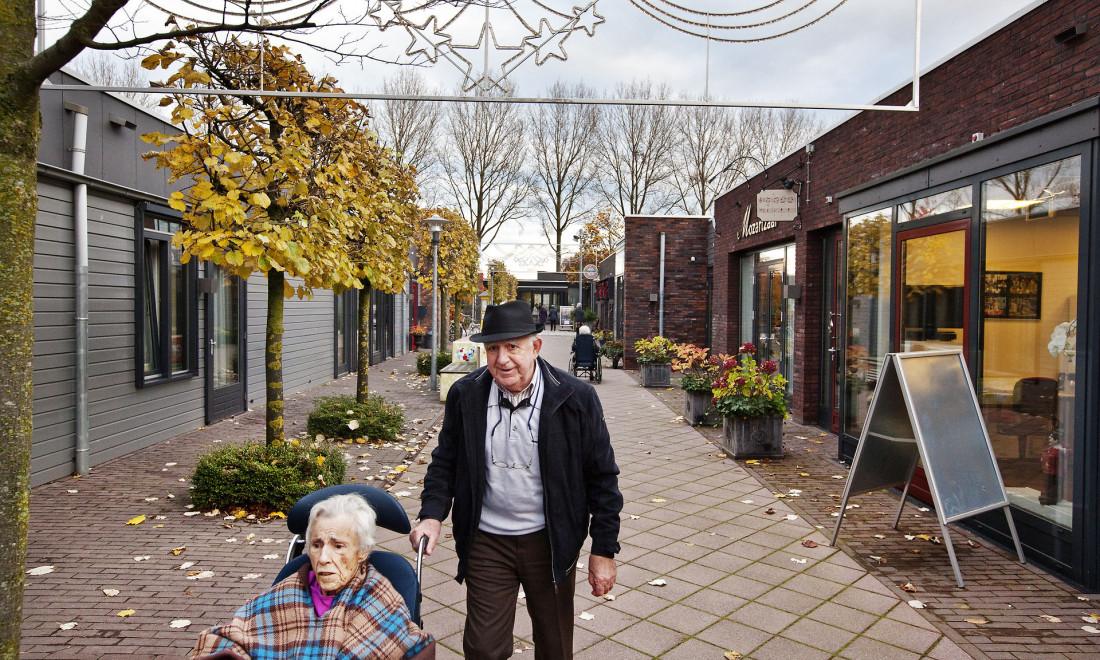 Beboere i den hollandske demenslandsby De Hogeweyk, som er verdens første af sin slags. 