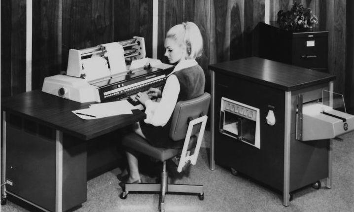 De nye datamater krævede ikke kun ekstra plads, men også uddannet arbejdskraft, som det kneb med at skaffe. Dette foto fra 1971 viser en sekretær, som betjener den elektroniske databehandler Burroughs L-5000.