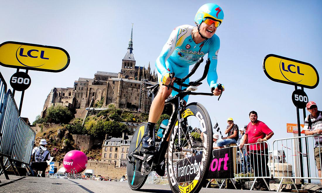 Tour de France er først og fremmest én stor reklame for Frankrig, siger Rasmus Skov. Her Jakob Fuglsang foran Mont-Saint-Michel under en enkeltstart i 2014.