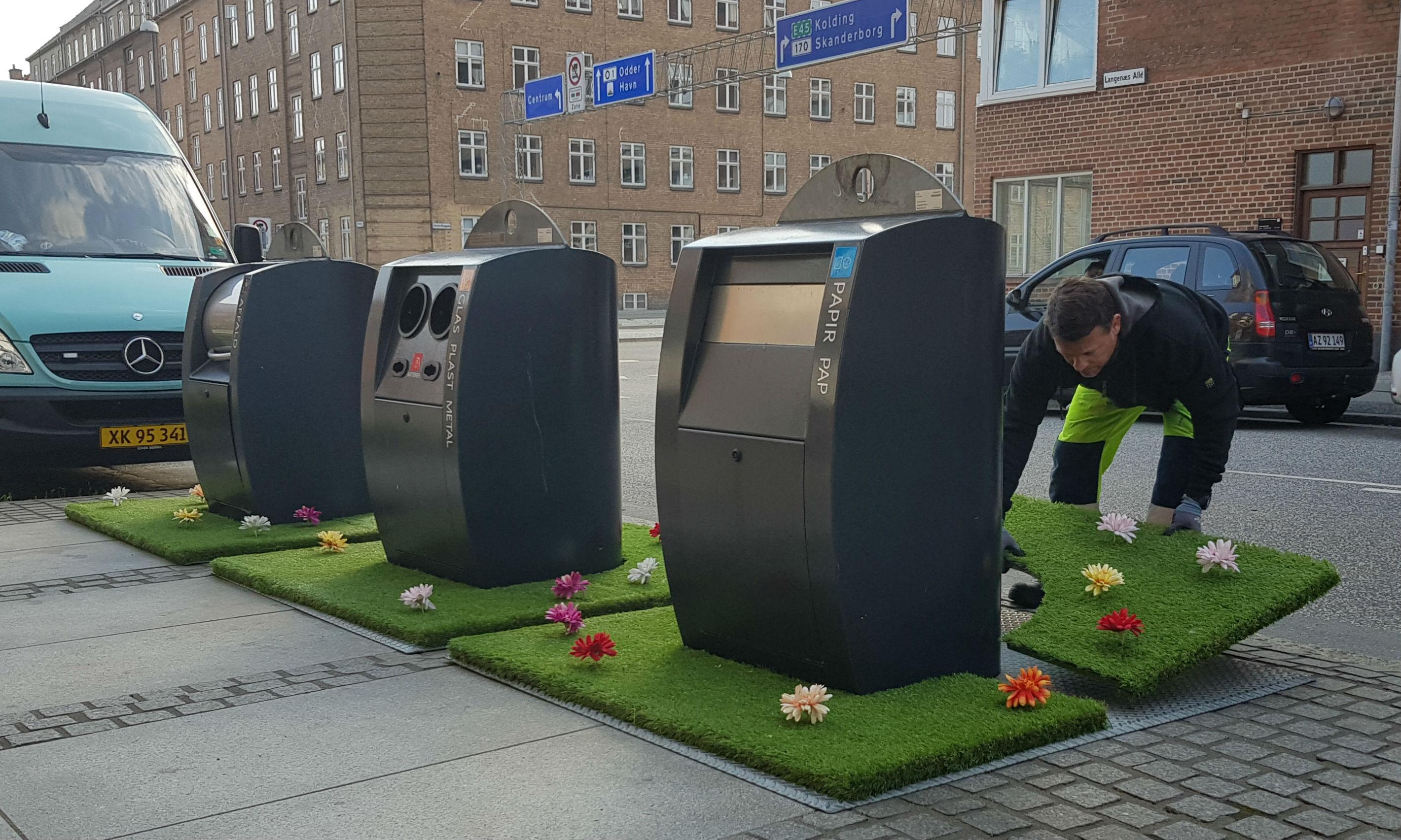 Affaldskuberne på Langenæs i Aarhus blev tirsdag omgivet af blomsteroaser.