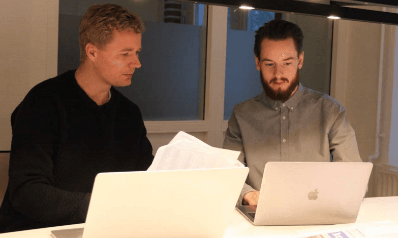 Juryen for Anders Bording-prisen har nomineret Jens Holm (tv) og Tobias Hansen Bødker som en af tre kandidater til Journalistprisen for deres afdækning på kommunen.dk af ulovlige indkøb til 1,5 milliard kroner og indkøbsrod for yderligere en milliard.