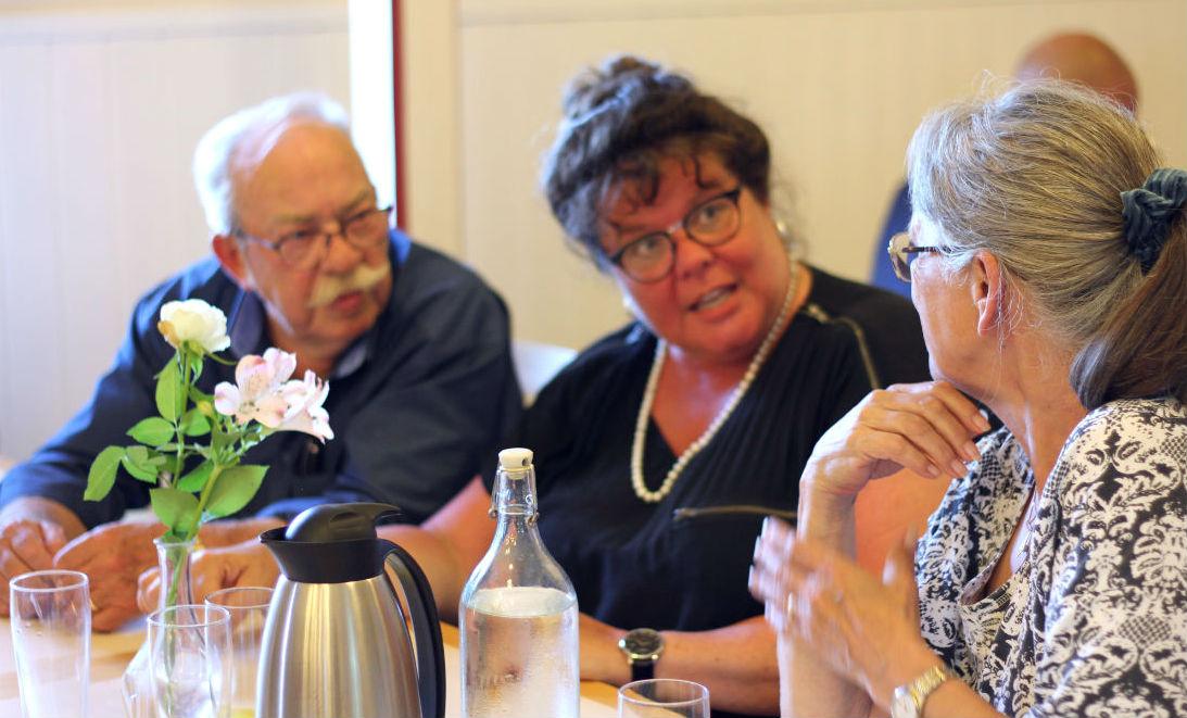 Kommunalbestyrelsesmedlem Line Holm Jacobsen (i midten) synes, at tallerkentræffene er en god måde at holde kontakt med borgerne.