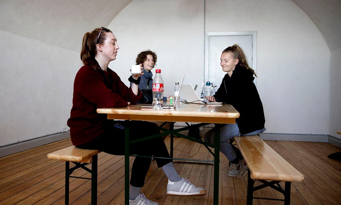 200 unge mødtes i maj på Ungdomsøen i Danmark for at skrive et politisk manifest. Fra venstre: Lea Fridberg, Anna Katrine Windt Courbin og Jakobine Jessen. 