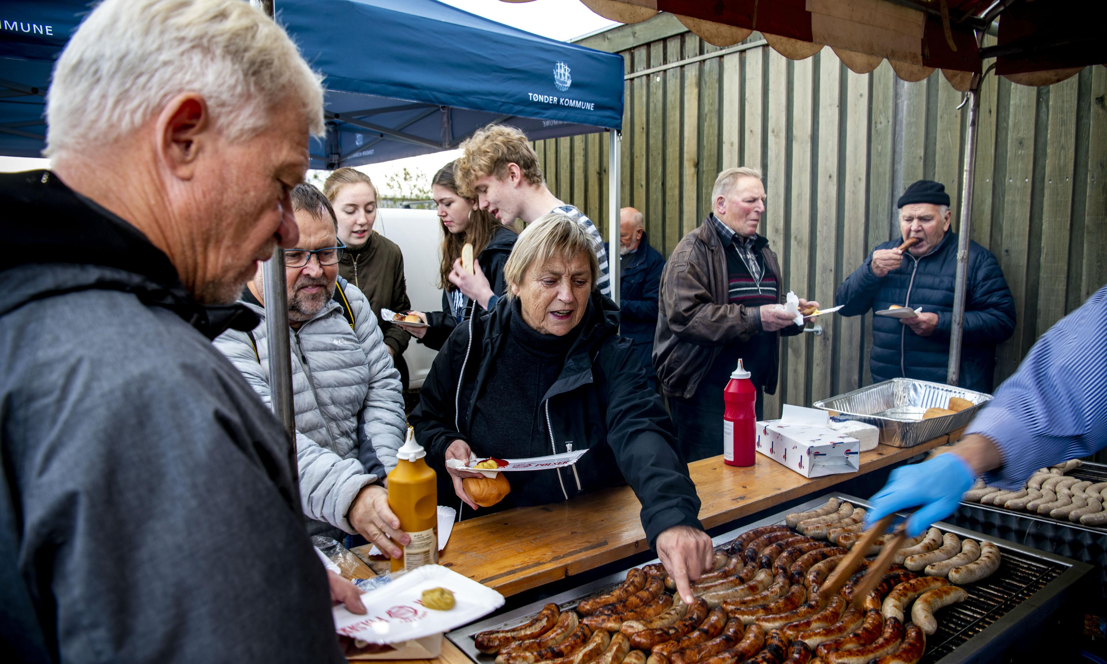 Deltidsbeboerne vil gerne være en del af det lokale liv - som da man tirsdag fejrede første spadestik for byomdannelsen af Højer til at blive porten til Tøndermarsken.