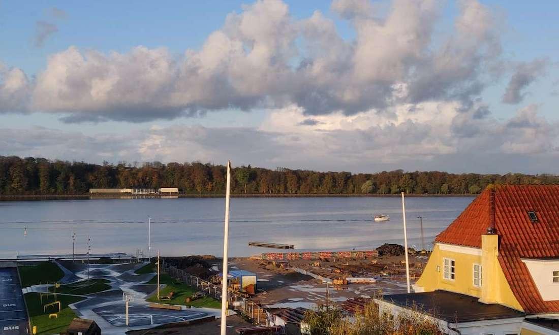 Det nye Klimatorium er lige nu ved at blive bygget ned til fjorden i Lemvig. Når det står færdigt, skal borgere, civilsamfund og forskere her sammen finde løsninger på klimaudfordringerne