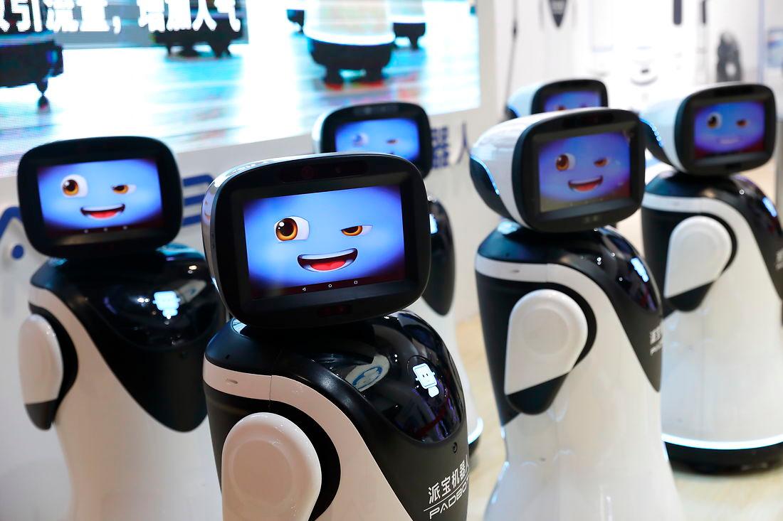 Robotterne kommer - eller gør de? Teknologien buldrer afsted, men en del af befolkningen vil stadig være hægtet af.