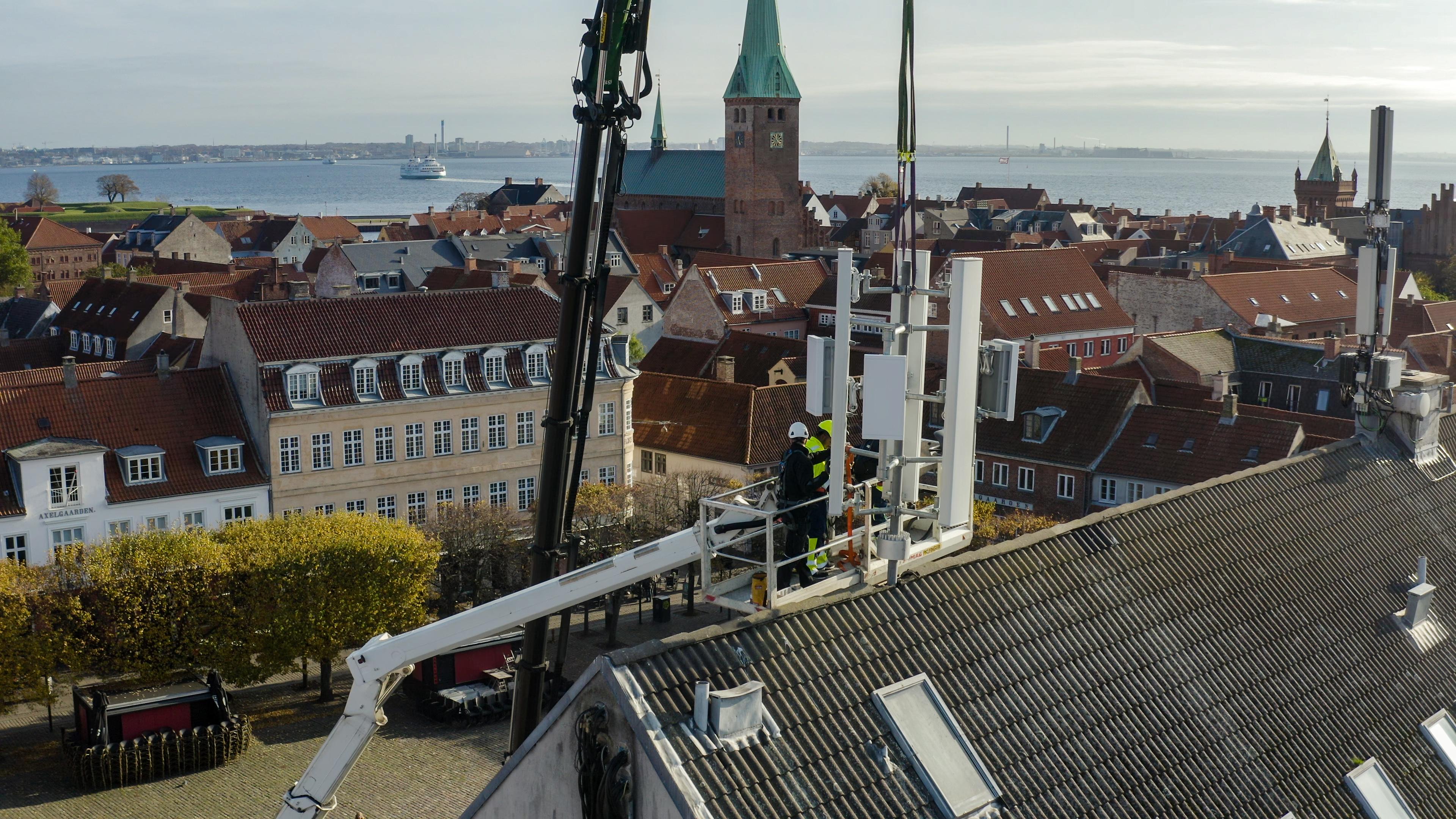 På et af tagene ved Axeltorv er der sat nye 5G antenner op, så Helsingør bliver Danmarks første by til at teste det nye net. Men Karen Margrethe Olsen synes ikke, antennerne gør meget godt for byens udseende.