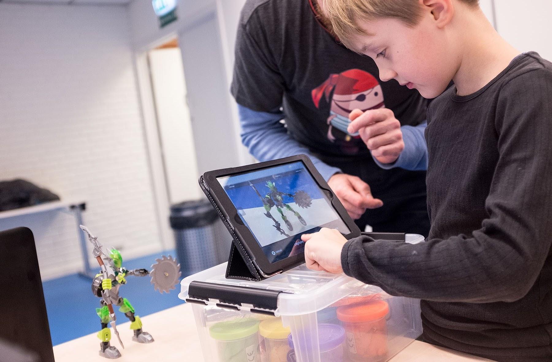I Coding Pirates har vi gode erfaringer med at skabe it-kreative aktiviteter for børn. Vi arbejder både med skærme og andre former for teknologier som for eksempel 3D-print og robotteknologi, skriver formand og bestyrelsesmedlem.