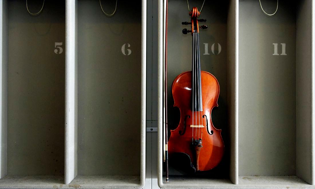 Hvert år opgør Danmarks Statistik, hvad det koster at leje en violin på samtlige af landets kommunalt tilknyttede musikskoler. Prisen er som regel det samme, som det koster at leje en guitar, bas eller fløjte. Musikskolerne udlejer dog ikke trommesæt eller andre store instrumenter.