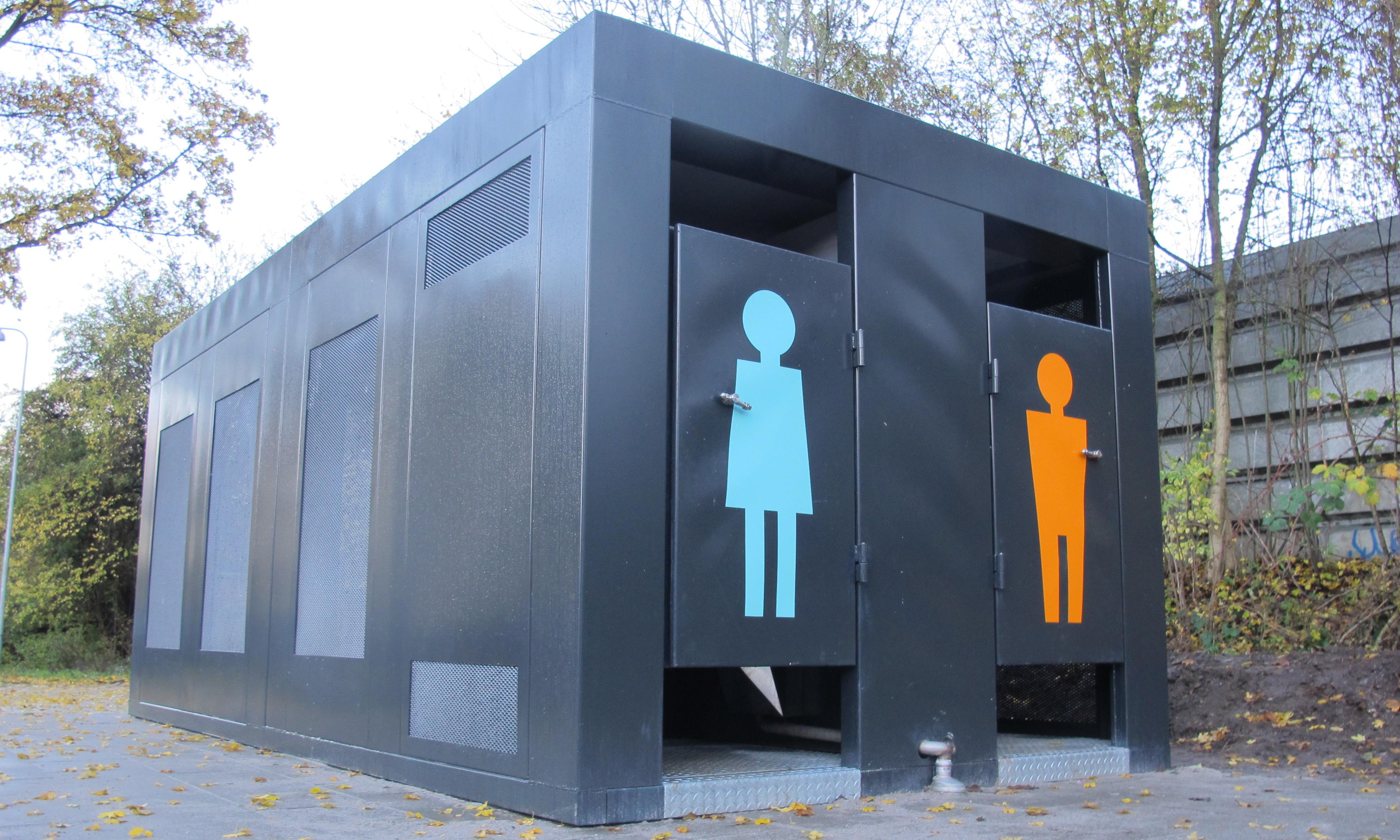 Hellestedet på Enggade har toiletfaciliteter i den ene ende og opholdsrum i den anden. Det er bygget i samarbejde med brugerne. Idéen er også ved at blive testet af i byer som Aarhus og København. 