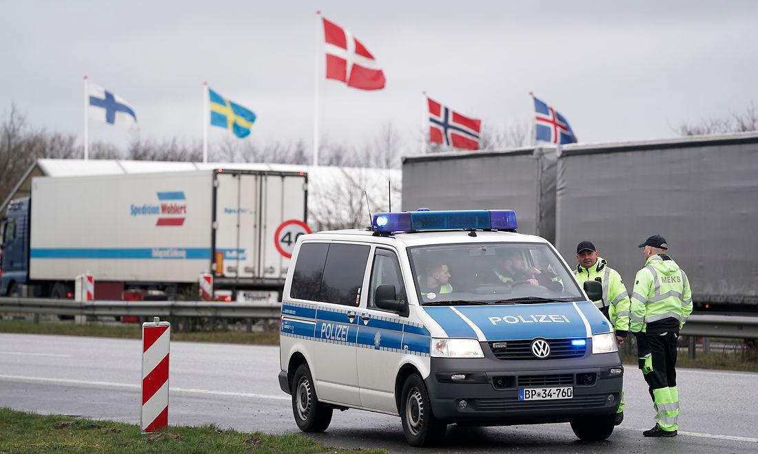 Tyskland lukkede grænsen for unødvendig trafik mandag morgen, efter at Danmark gjorde det samme lørdag.