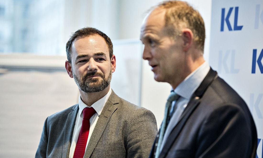 KL-formand Jacob Bundsgaard (til venstre) skal sammen med næstformand Martin Damm (til højre) forhandle næste års samlede budget på plads for kommunerne. 