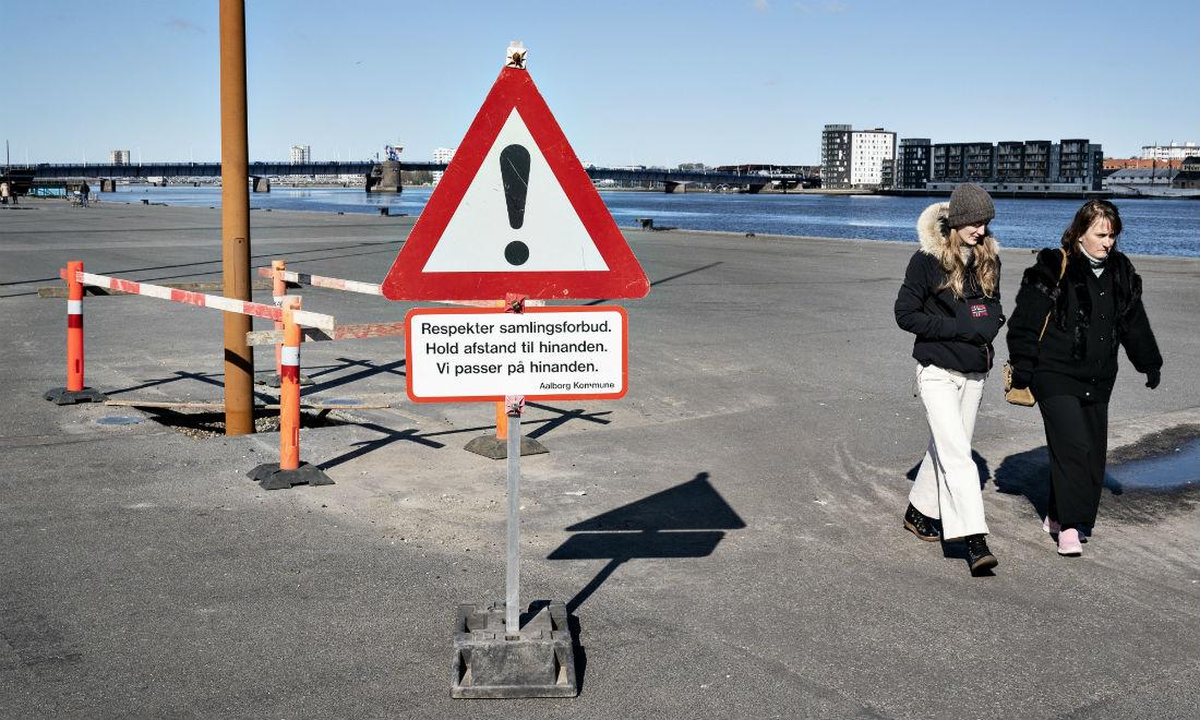 De Radikales leder, Morten Østergaard, kalder det lempede forsamlingsforbud for endnu et meningsfuldt skridt i normaliseringen af vores liv og sociale kontakt. Her er det er advarselsskilt med samlingsforbud ved havnefronten i Aalborg fotograferet lørdag den 21. marts 2020. 