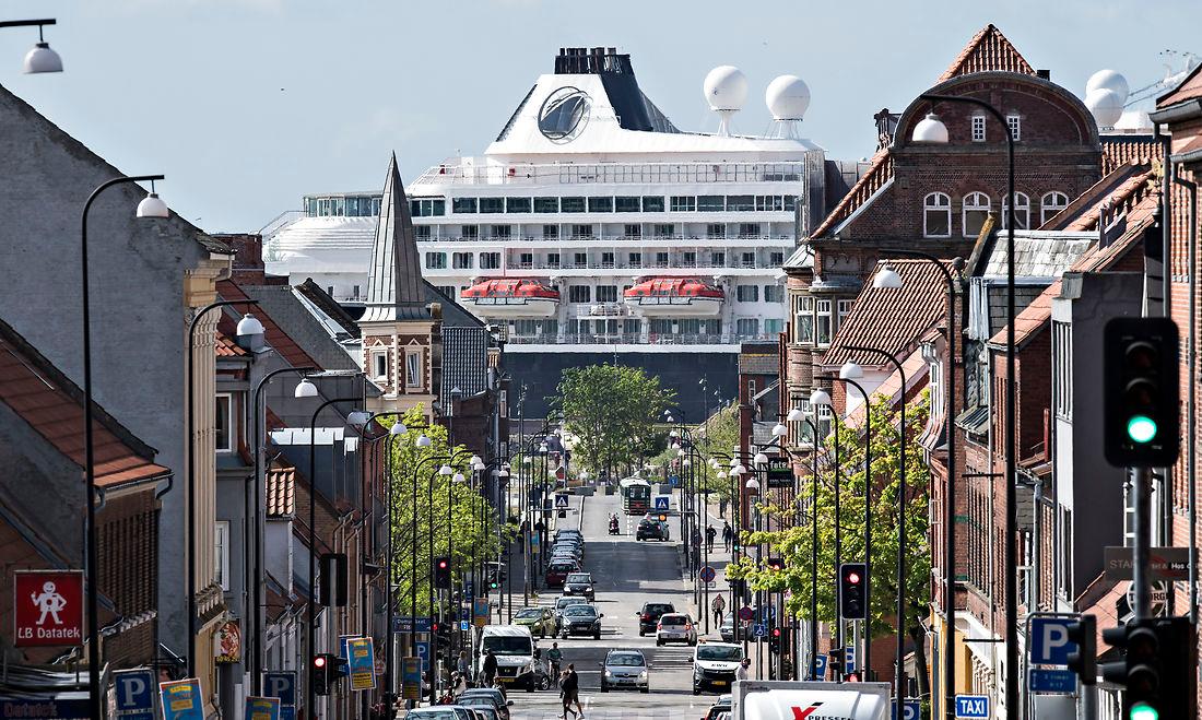 Et krydstogtskib, der ligger stille i en dansk havn, udleder i gennemsnit lige så mange af de allermest sundhedsskadelige partikler, som 5.000 personbiler, viser forskning fra Aarhus Universitet.
