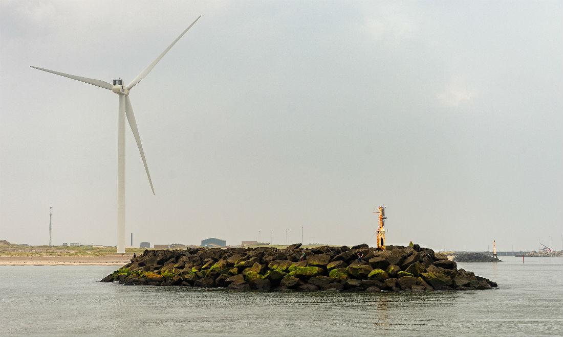 Ny ordning skal kompensere lokale for opsætningen af vindmøller med grønne midler til kommunen. Lokalt ejerskab kan dog også være en effektiv løsning som på Hvide Sande Havn. 