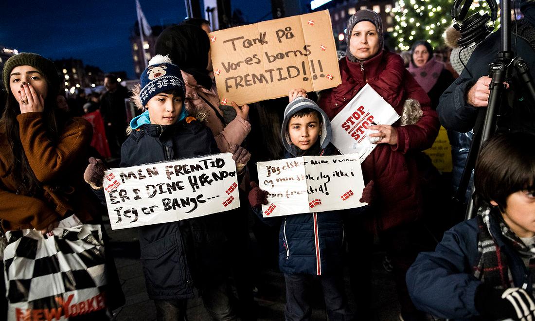 De hvide danskere oplever det ikke, men racismen findes også i det danske samfund, skriver Mira Skadegaard i dette indlæg. Billedet stammer fra demonstrationen Hold fast i menneskerettighederne, Danmark forrige jul på Rådhuspladsen i København.
