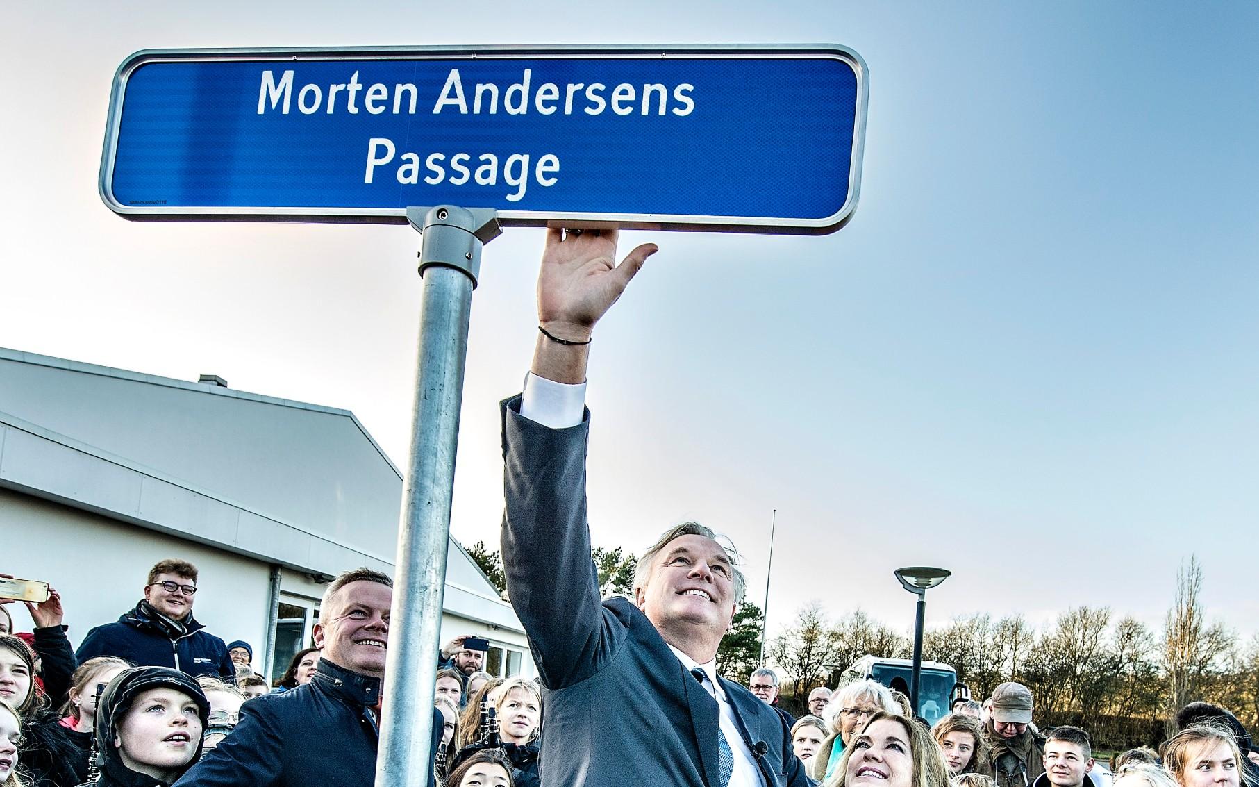I Danmark findes omkring 110.000 vejnavne. Blandt dem findes sportsstjerner, kendisser og lokalpolitikere. Her ses NFL-stjernen Morten Andersen. 