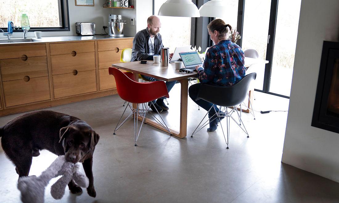 Hjemmearbejde ved det uergonomiske køkkenbord er kun tilladt en dag om ugen. Her er det Mette Holm Simonsen, kontorchef i Styrelsen for IT og læring og hendes mand Jakob Jørgensen, forretnings- og systemudvikler i Københavns kommune.