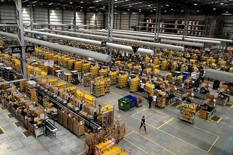Amazon lover ofte mange arbejdspladser, når de indtager et nyt land - ofte med enorme distributionscentre som  Amazon Fulfilment Centre i Peterborough i det østlige England, hvor  koncernen har lovet 7.000 nye job.