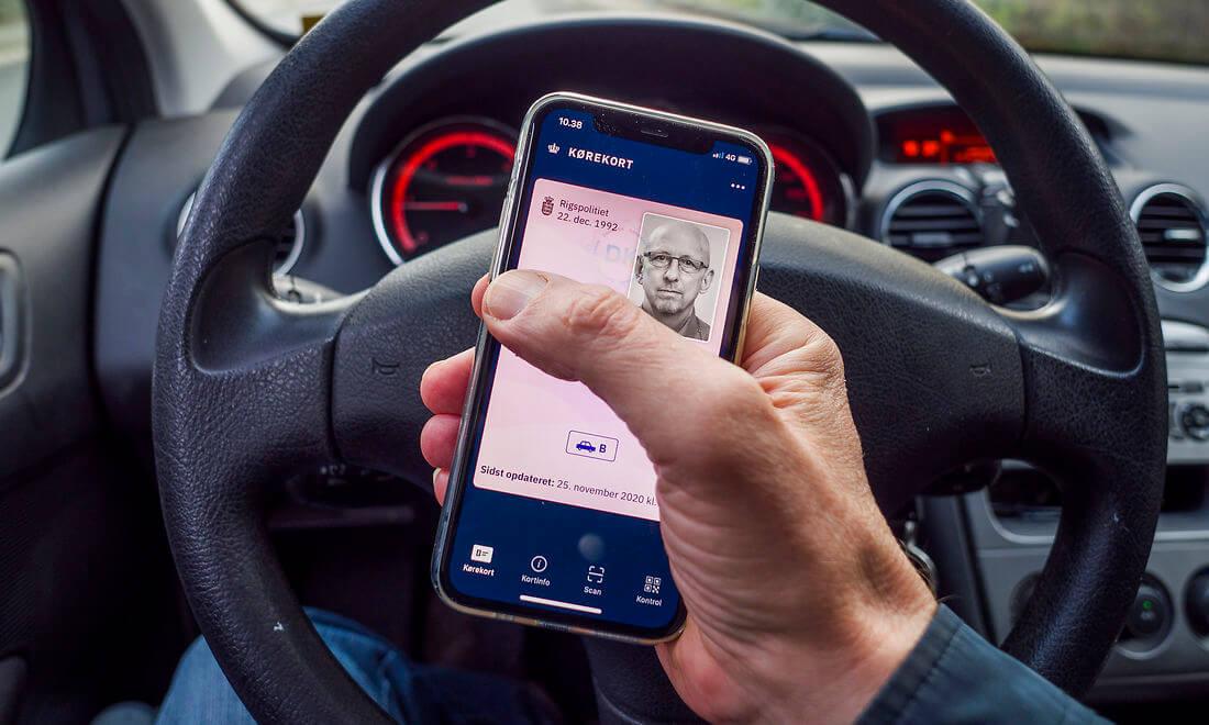 “Et barnagtiggørende teknologisk fix til 45 mio. kr., kalder Anders Kjærulff det nye digitale kørekort, som borgerservice har fået travlt med at hjælpe borgerne med at installere.