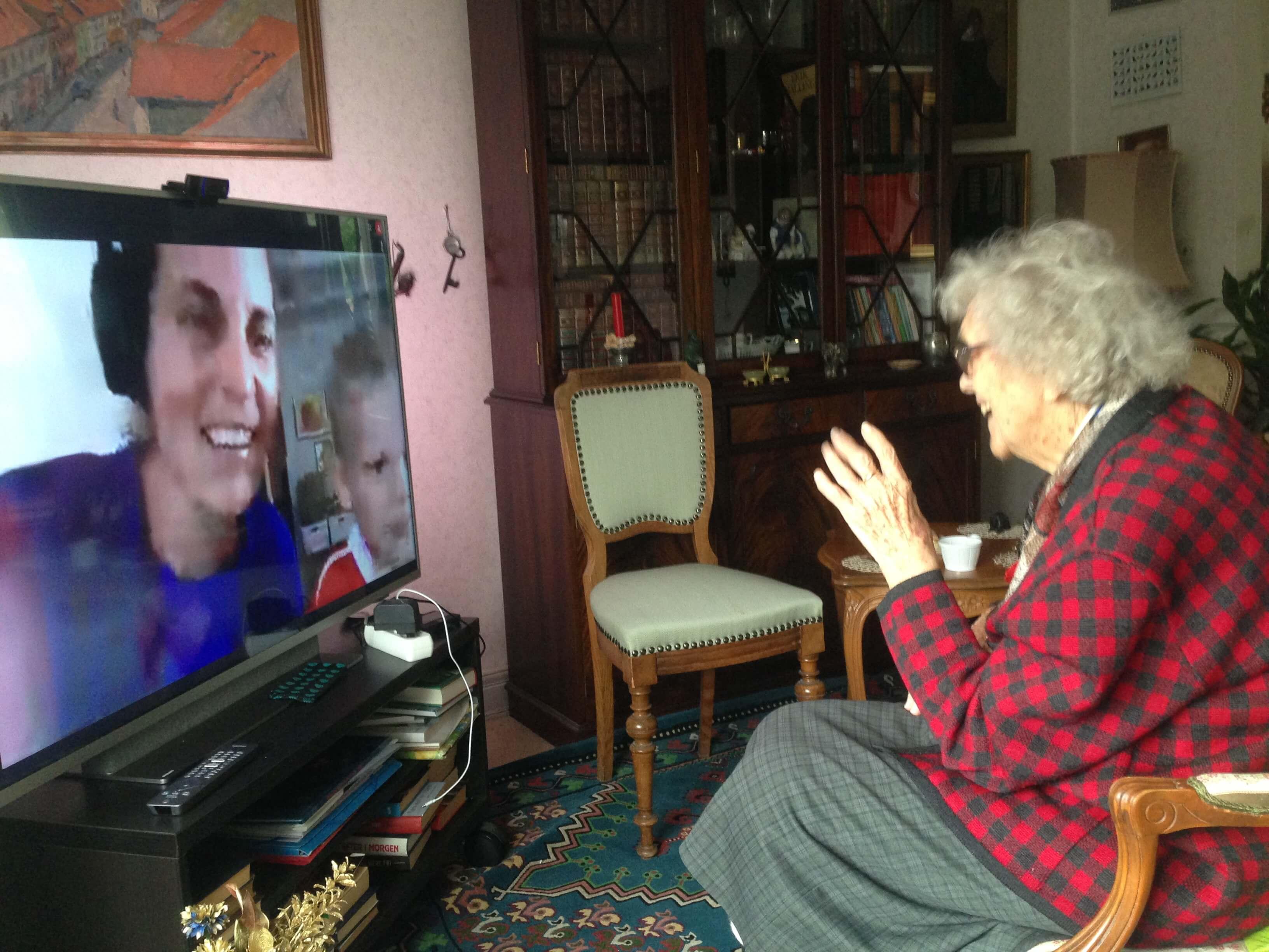 98-årige Elna Fuglsang i Odense trodser den teknologiske genrationskløft og mødes ubesværet med sin familie overalt i landet takket være den simple teknologi “Videolink, der hverken kræver hjælp eller overvågning.