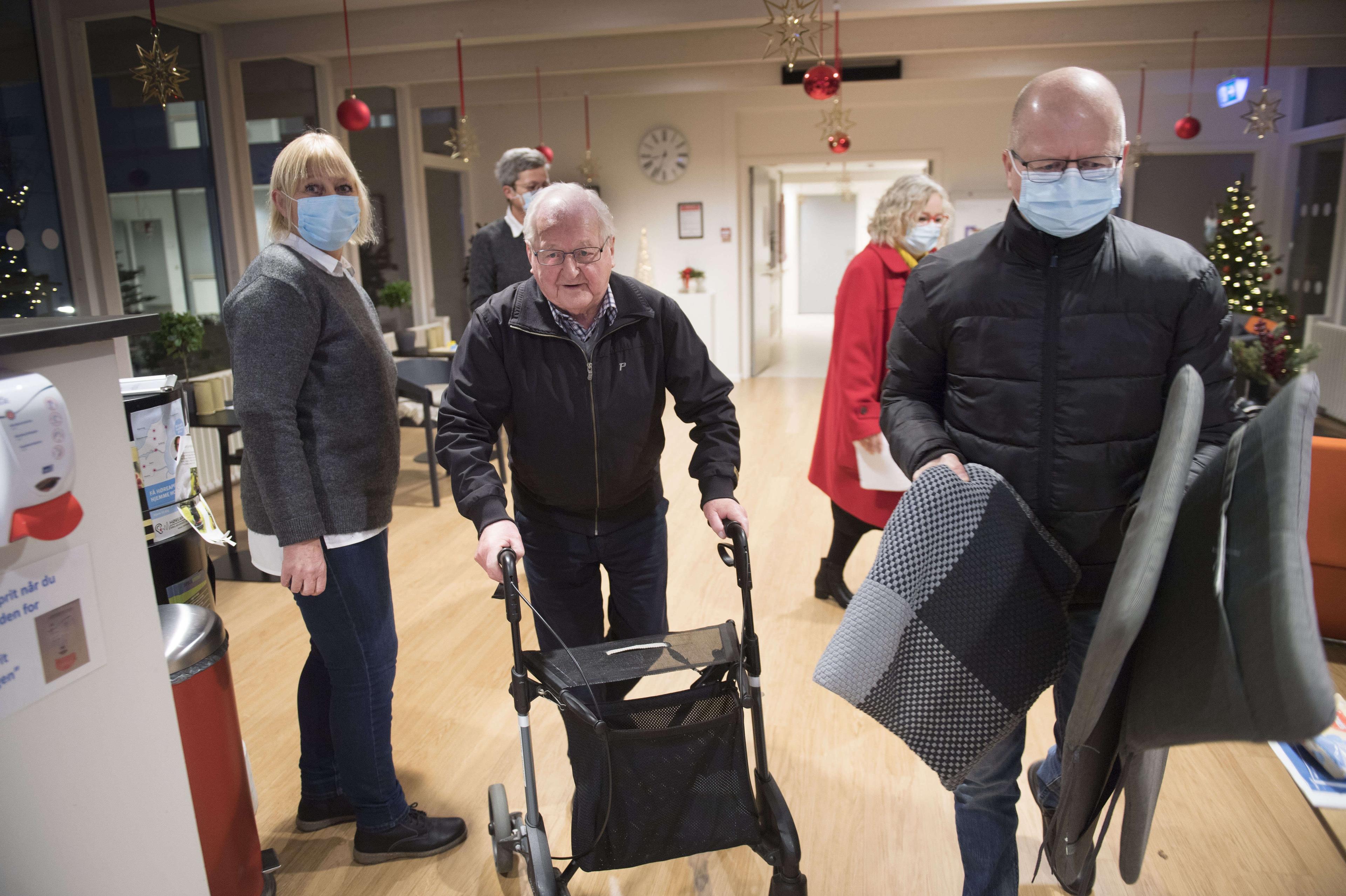 Første vaccinationsbølge på landets plejehjem blev klaret hurtigere end ventet. Her er det 92-årige Chresten Baisgaard på plejehjemmet Birkebo i Aalborg, der som den første nordjyde blev prikket med vaccinenålen søndag 27. december.