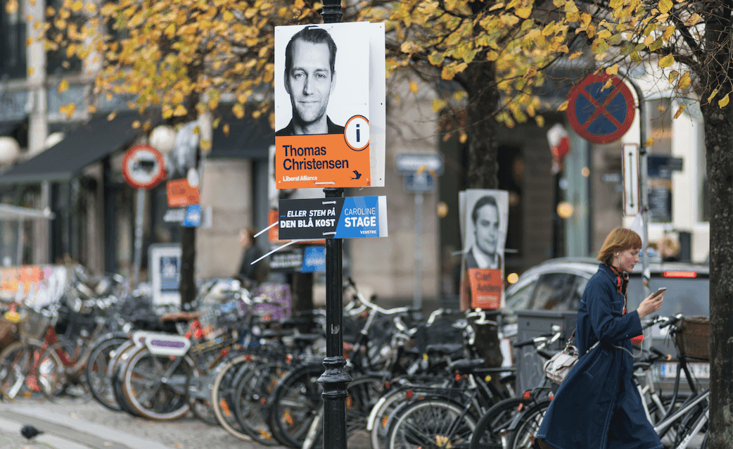 Eksempel på gøgeungeplakater fra seneste kommunalvalg. Eller stem på den blå kost, skrev Venstres Caroline Stage om sig selv.