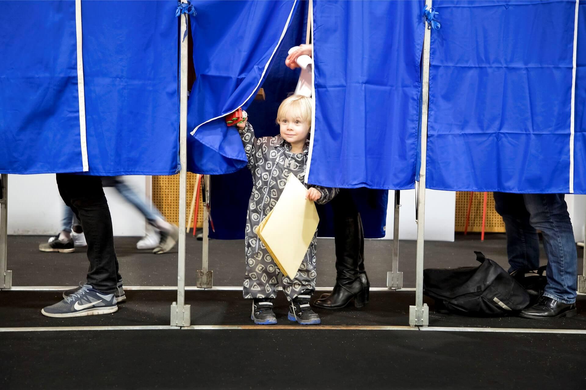 Der stemmes ved kommunalvalget i 2017 på Brønshøj Skole. En mor har taget en næste generation vælger med. Og det virker.