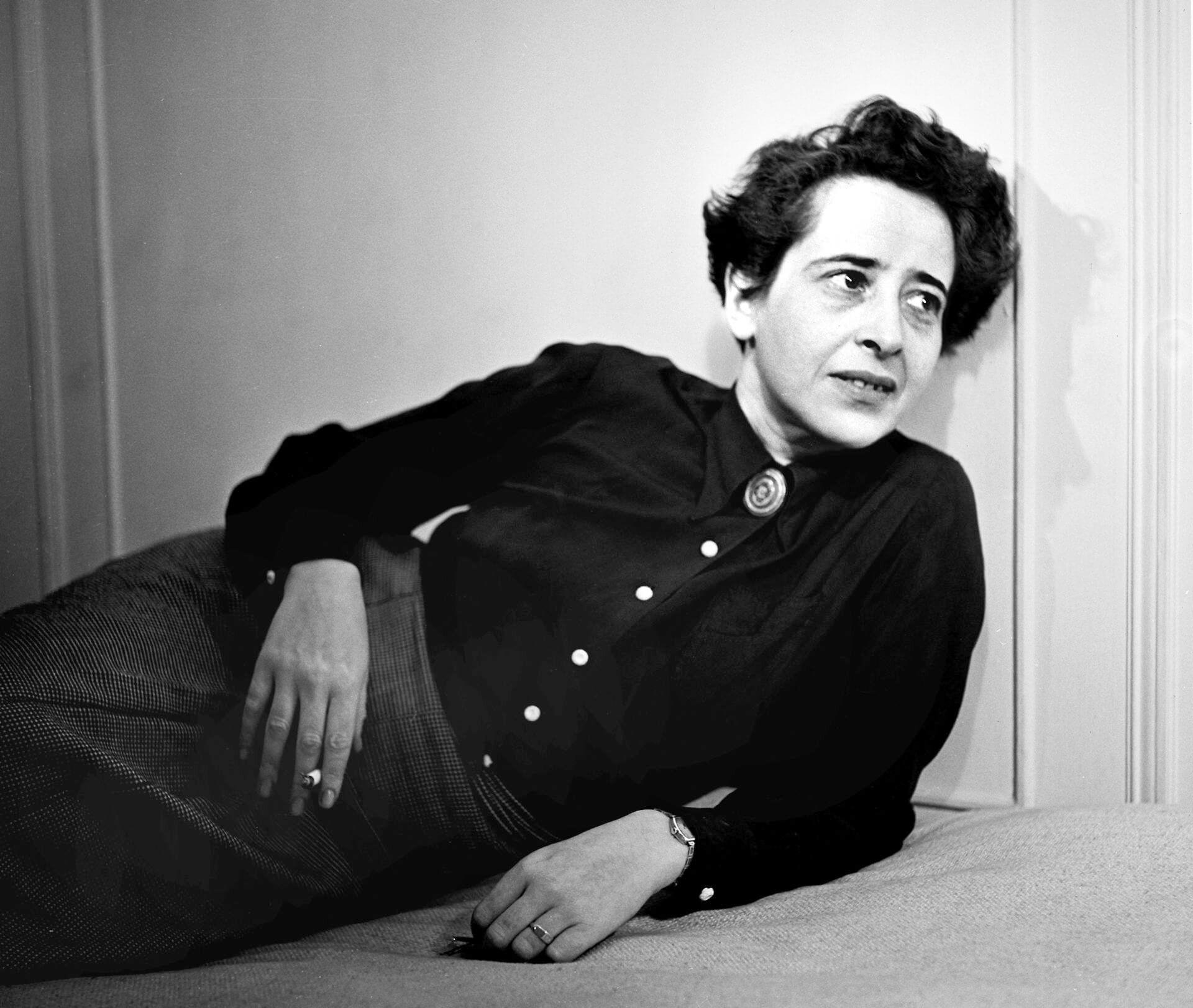Hannah Arendt (1906-1975) var en tysk-jødisk politisk filosof, som flygtede først til Frankrig i 1933 og siden til USA.